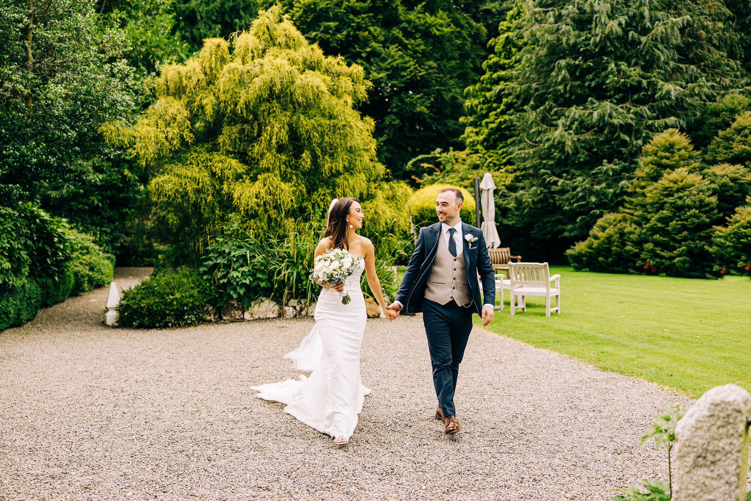 Newly married couple in Rathsallagh House gardens