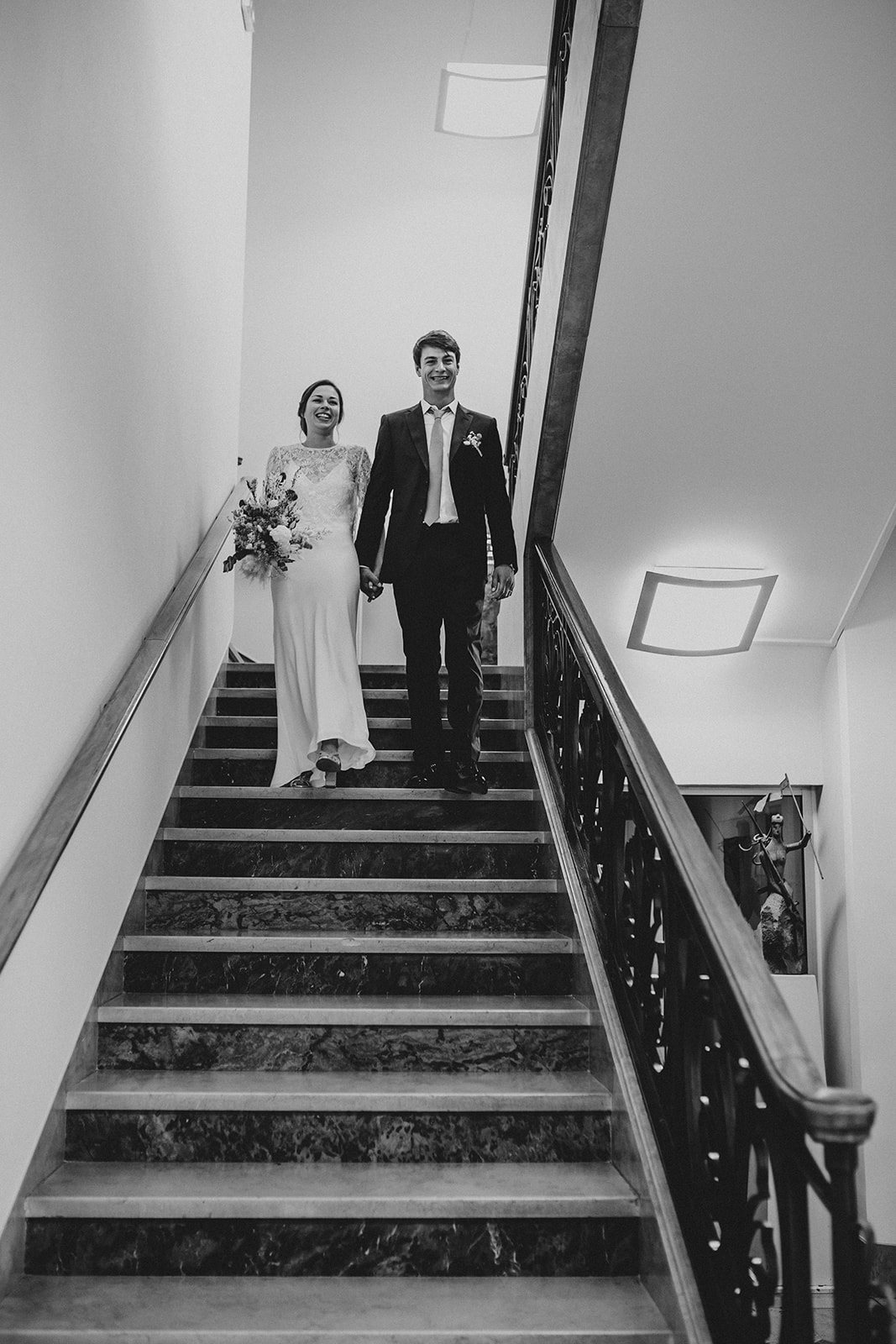 escaliers de la mairie  avec les mariés photo en noir et blancmariage chamaliéres et Clermont-Ferrand civil mairie