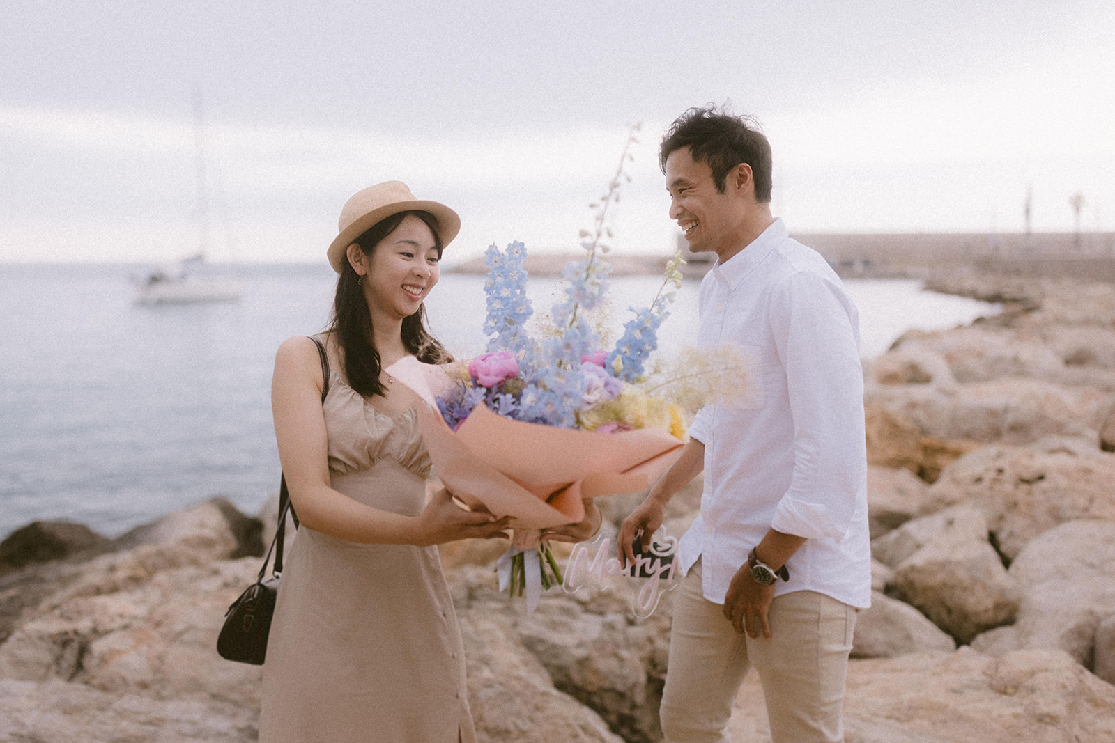 demande en mariage surprise à menton sur la cote azur avec fleurs