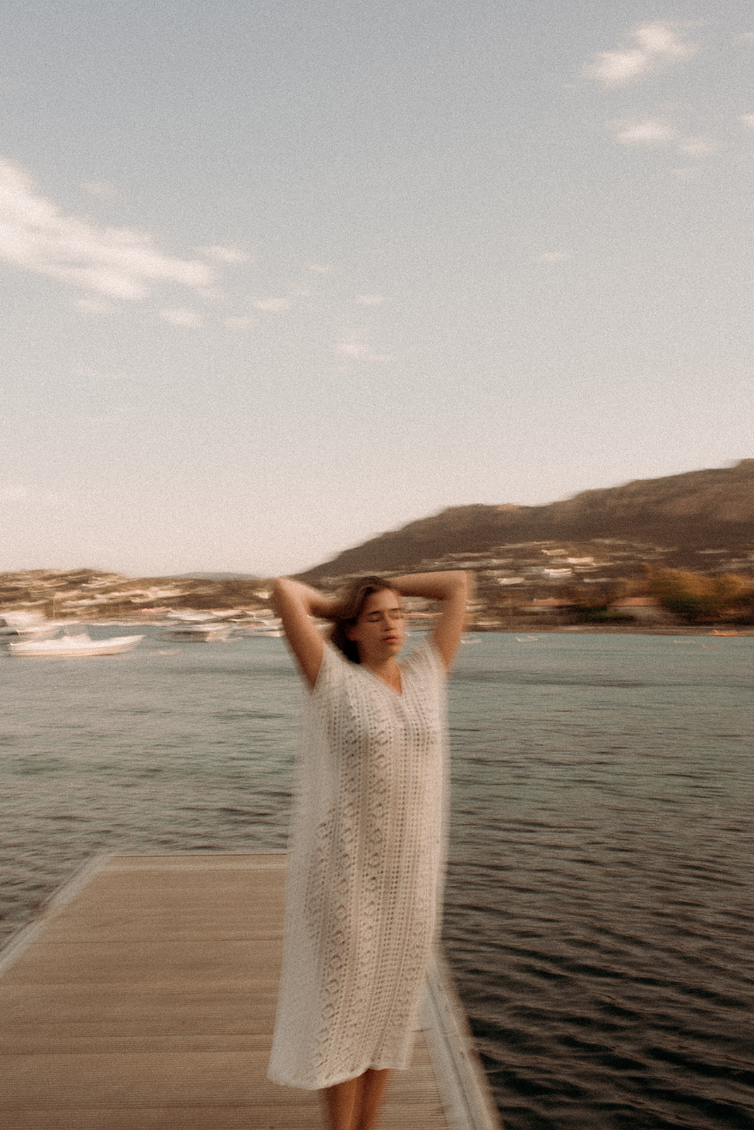 Un shooting photo portrait de femme, en bord de mer. Simplicité, douceur, introspection et photo thérapie.
