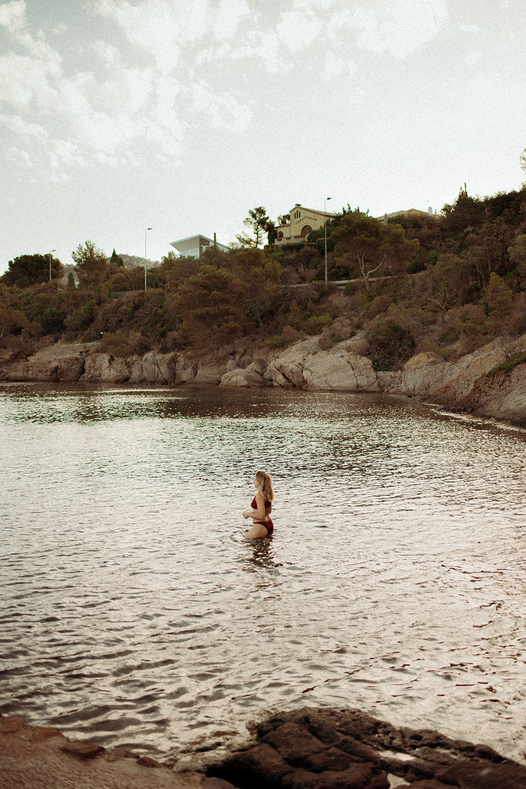Un shooting photo portrait de femme, en bord de mer. Simplicité, douceur, introspection et photo thérapie.