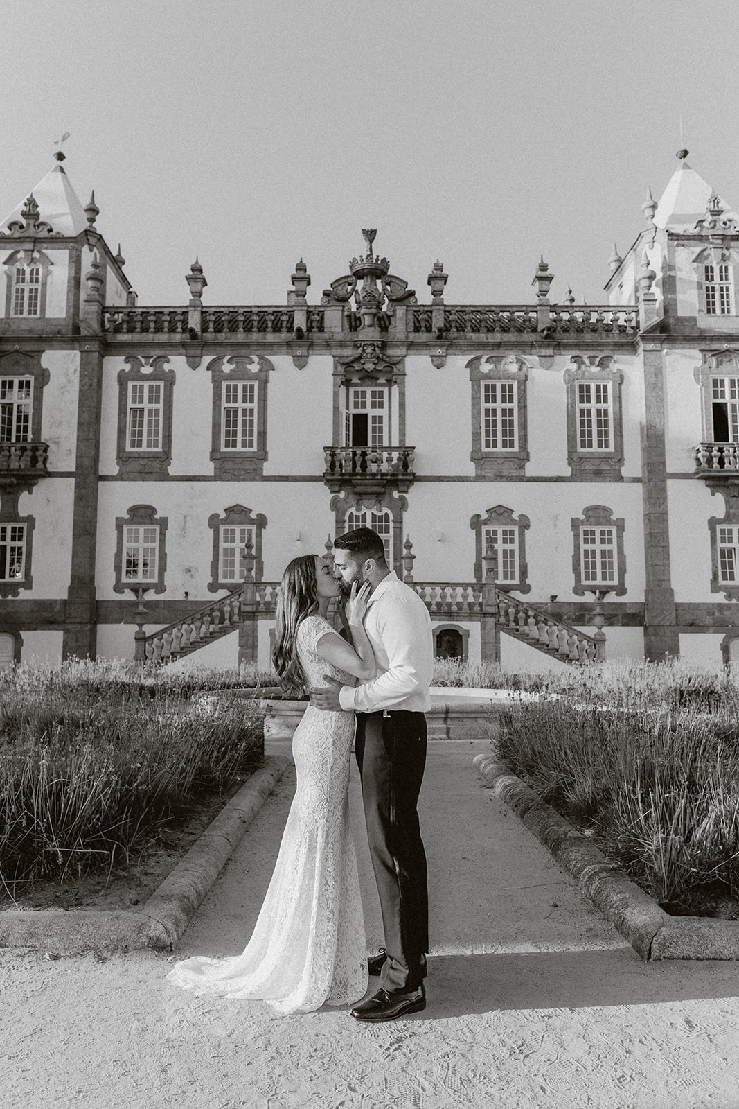 Engagement session in porto with blue Portuguese tiles and portraits in the luxurious Palácio do Freixo Hotel