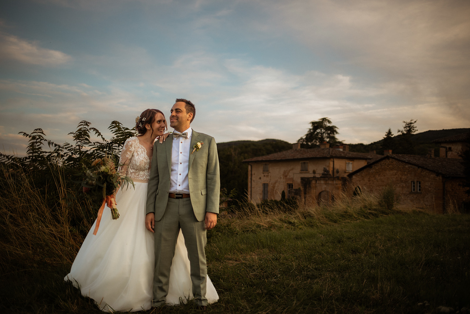 Meilleur photographe de Mariage intime au Manoir de la Garde. Les photos des mariés au coucher du soleil.