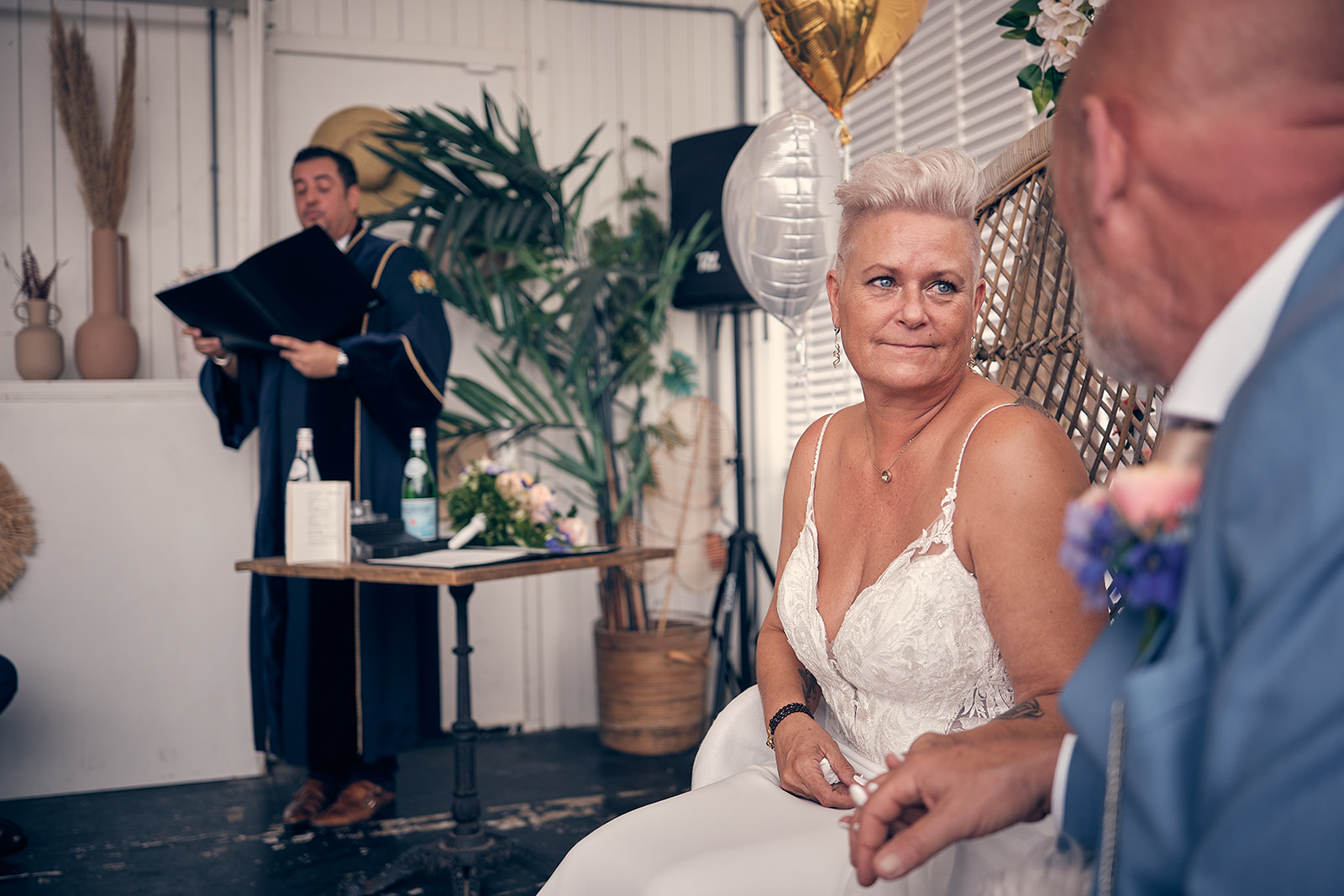 bruidsfotografie in Kijkduin bij Beachhouse op de bruiloft van Silvia en Patrick door trouwfotograaf-ceremonie