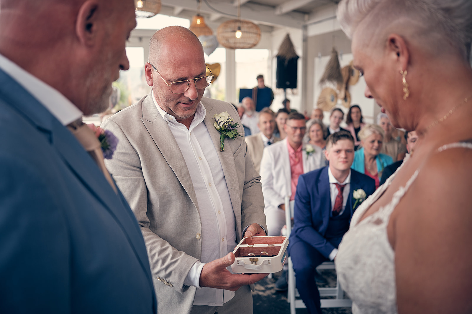 bruidsfotografie in Kijkduin bij Beachhouse op de bruiloft van Silvia en Patrick door trouwfotograaf-ceremonie