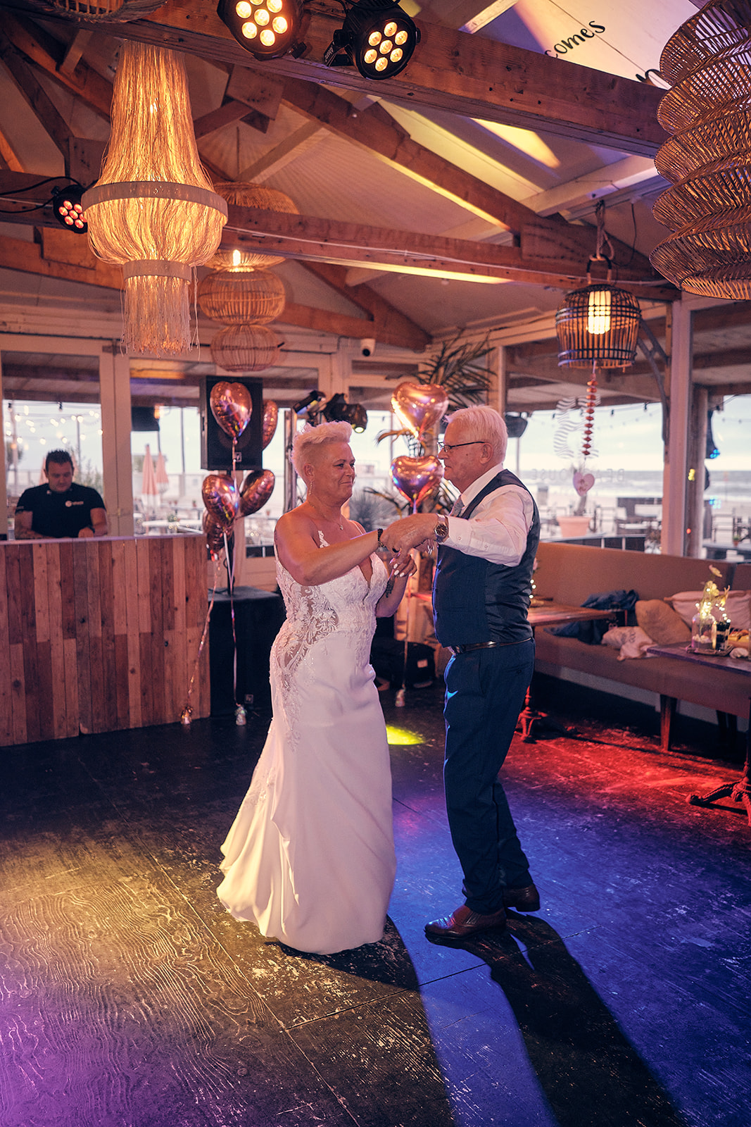 bruidsfotografie in Kijkduin bij Beachhouse op de bruiloft van Silvia en Patrick door trouwfotograaf-feest fotografie