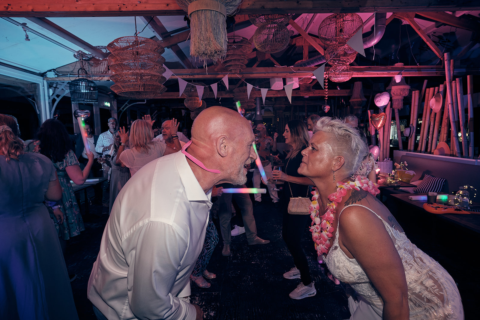 bruidsfotografie in Kijkduin bij Beachhouse op de bruiloft van Silvia en Patrick door trouwfotograaf-feest fotografie