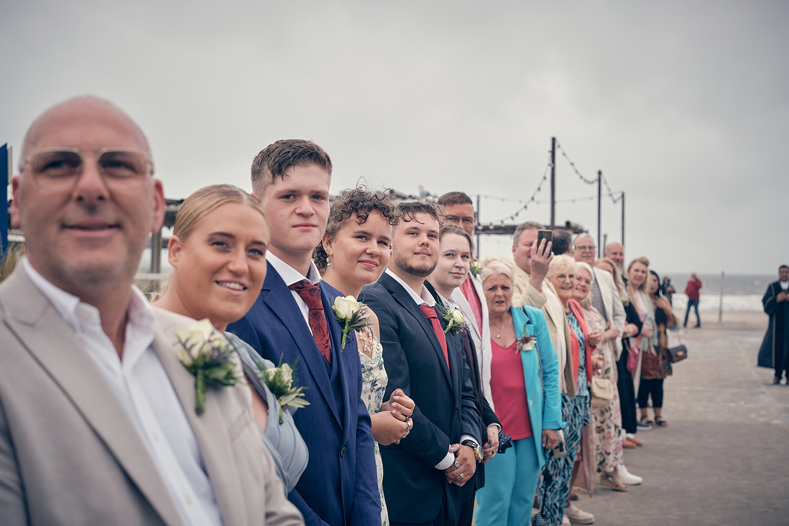 bruidsfotografie in Kijkduin bij Beachhouse op de bruiloft van Silvia en Patrick door trouwfotograaf-first look