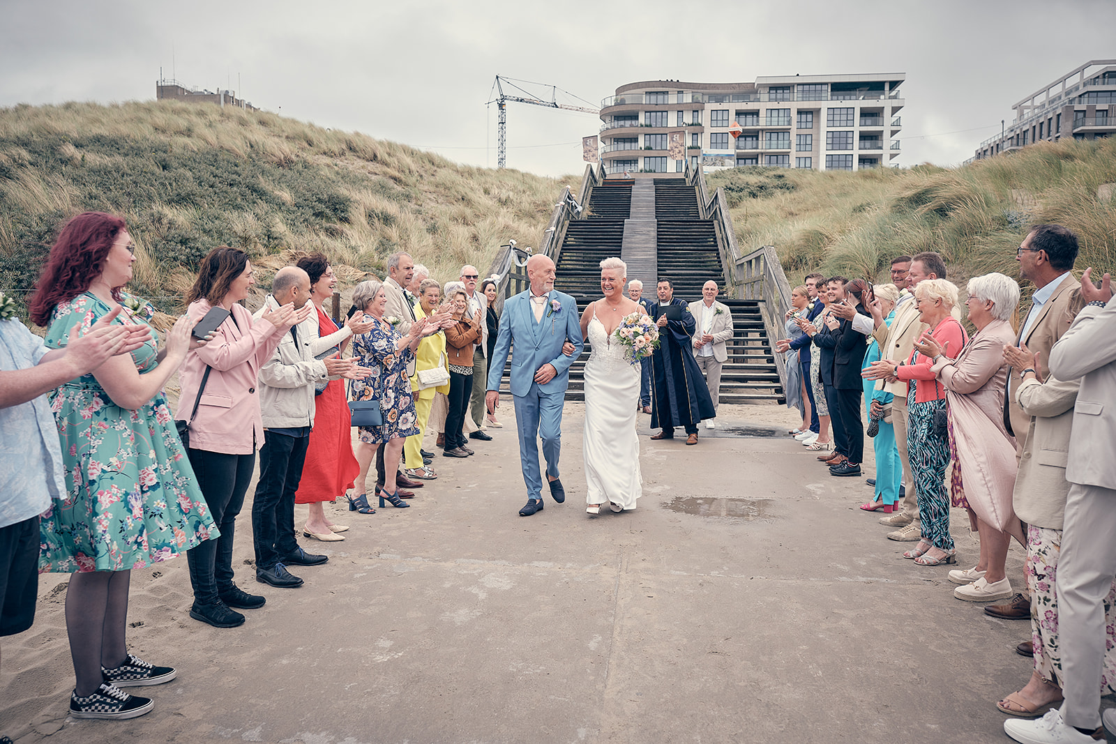 bruidsfotografie in Kijkduin bij Beachhouse op de bruiloft van Silvia en Patrick door trouwfotograaf-first look