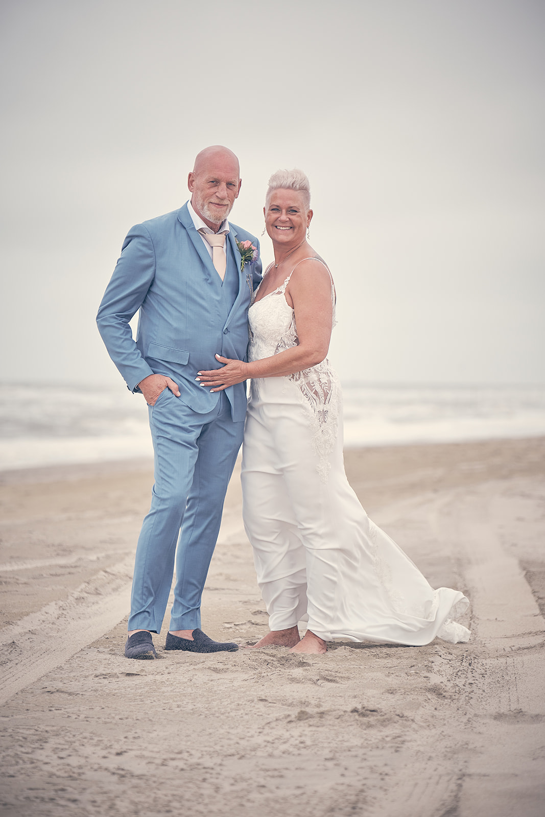 bruidsfotografie in Kijkduin bij Beachhouse op de bruiloft van Silvia en Patrick door trouwfotograaf-fotoshoot
