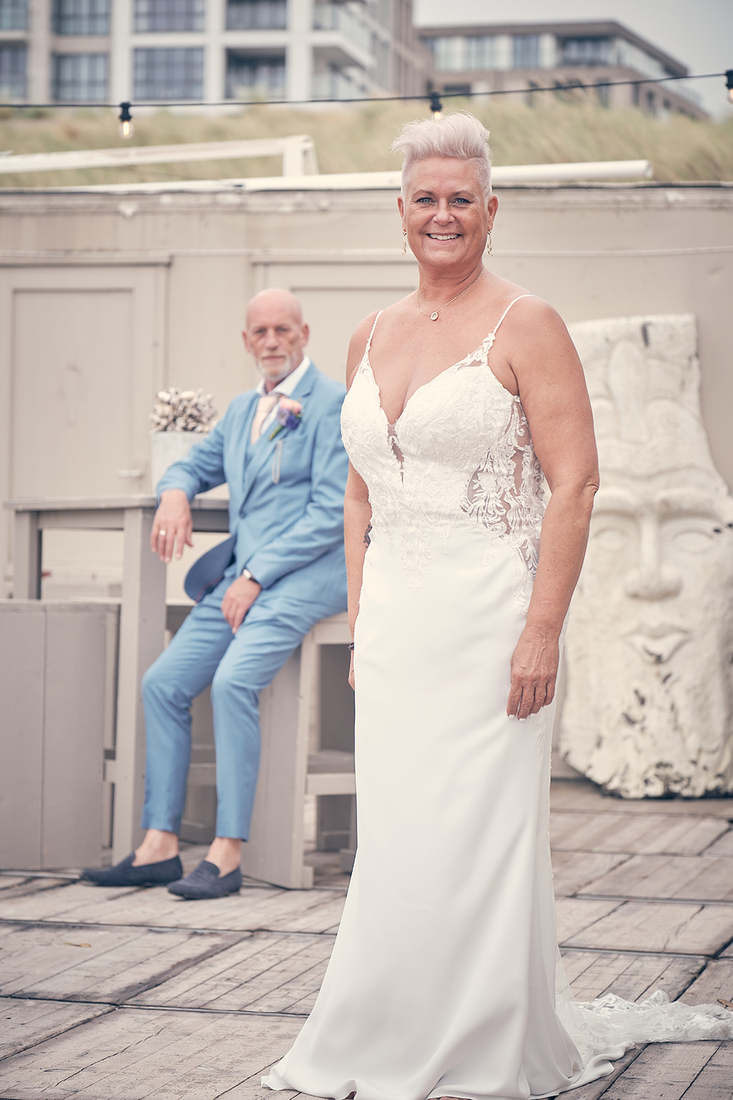 bruidsfotografie in Kijkduin bij Beachhouse op de bruiloft van Silvia en Patrick door trouwfotograaf-fotoshoot