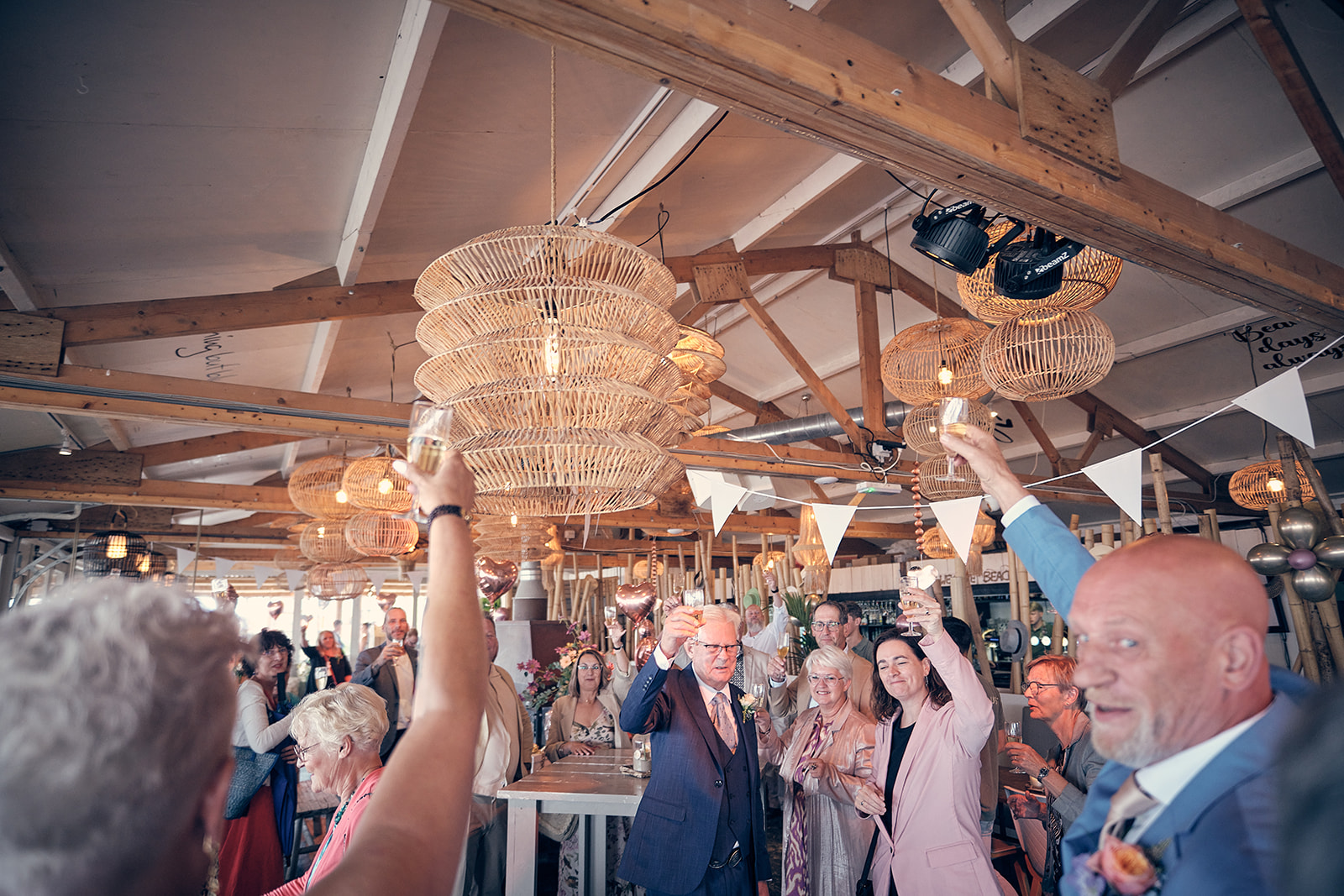 bruidsfotografie in Kijkduin bij Beachhouse op de bruiloft van Silvia en Patrick door trouwfotograaf-receptie