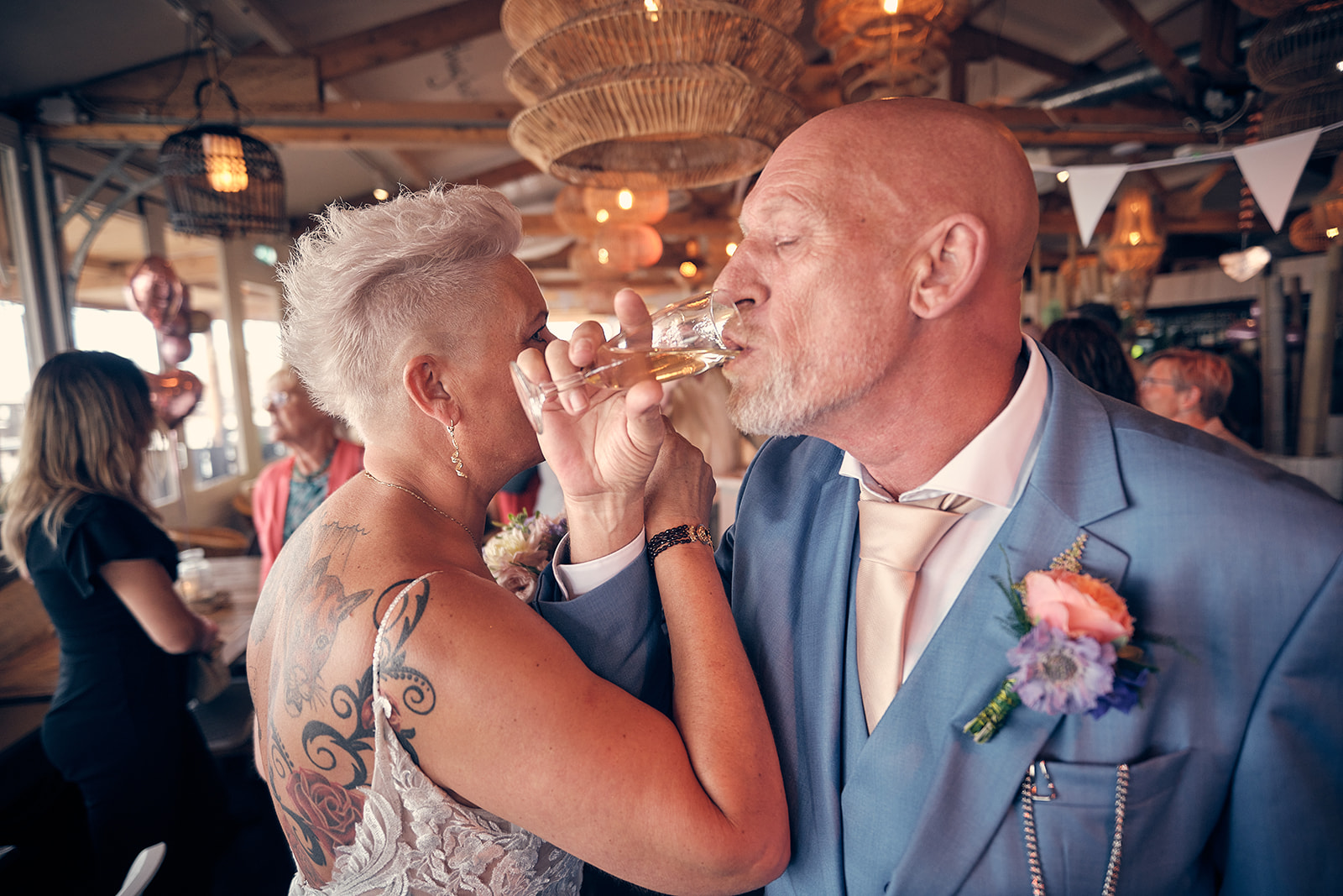 bruidsfotografie in Kijkduin bij Beachhouse op de bruiloft van Silvia en Patrick door trouwfotograaf-receptie