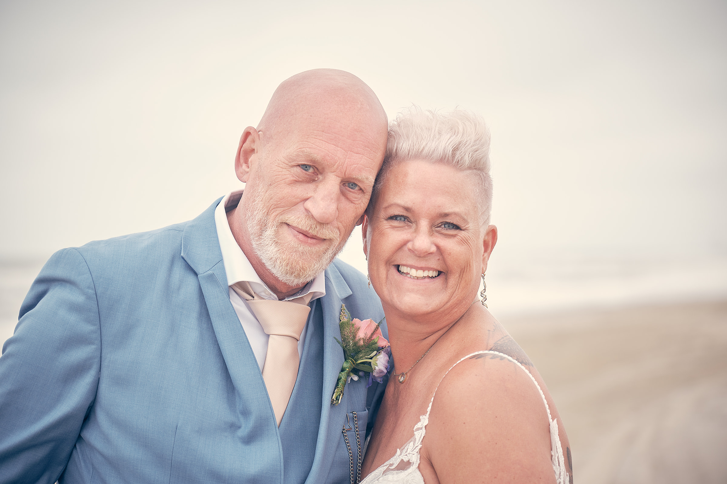bruidsfotografie in Kijkduin bij Beachhouse op de bruiloft van Silvia en Patrick door trouwfotograaf Stefan Segers-