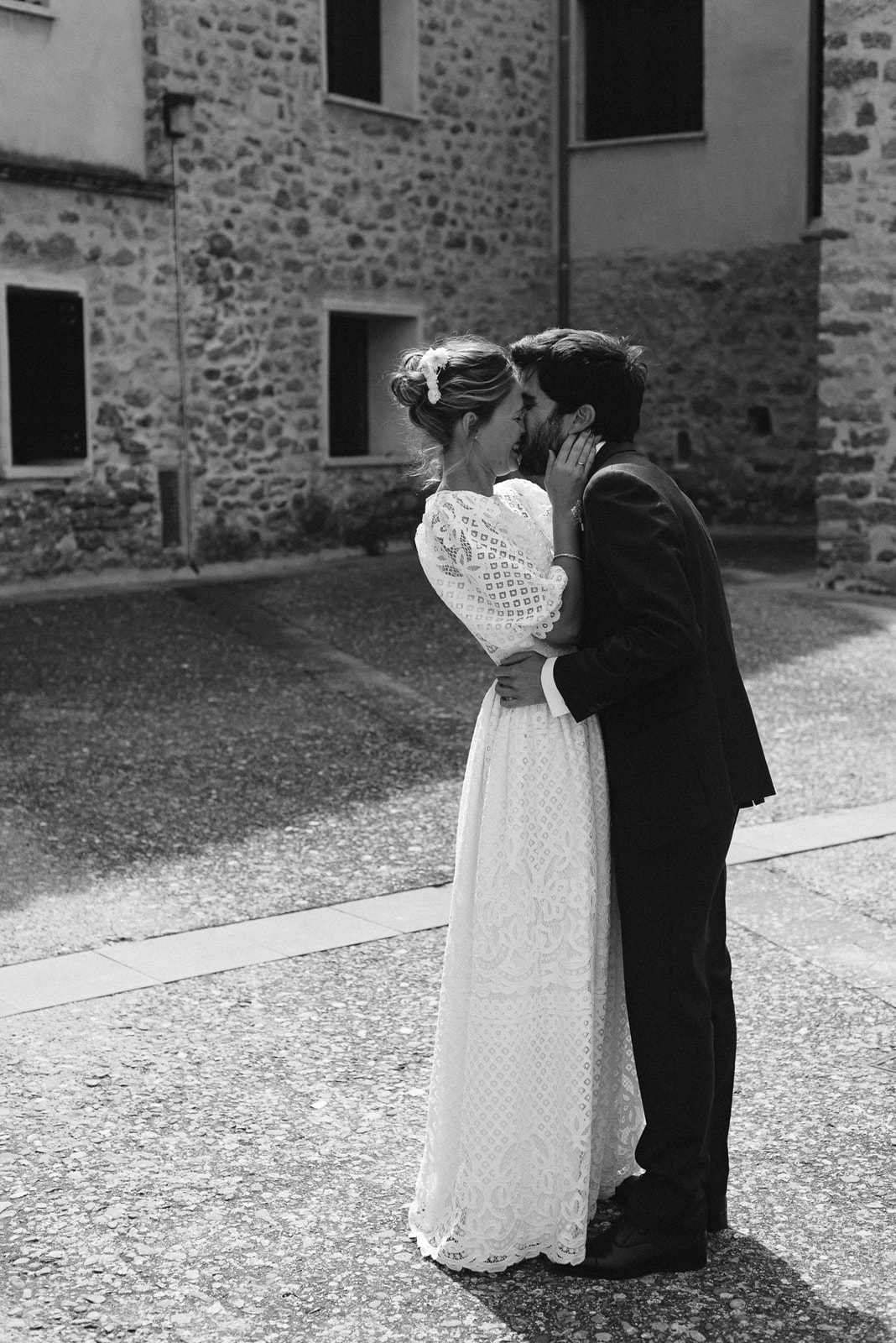 Fotografía natural de recién casados en su boda en Liguerre de Cinca Huesca.