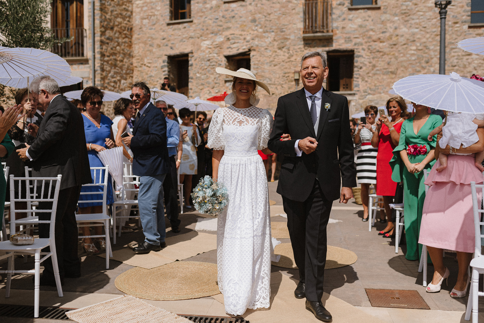 Novia entrando de la mano con su padre en la ceremonia civil de su boda en Liguerre de Cinca Resort.