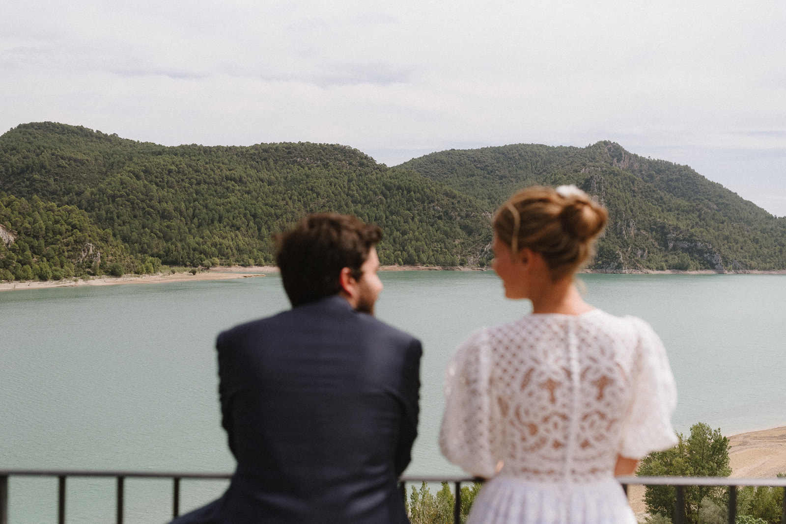 Pareja de recién casados contemplando un lago en su boda en Huesca.