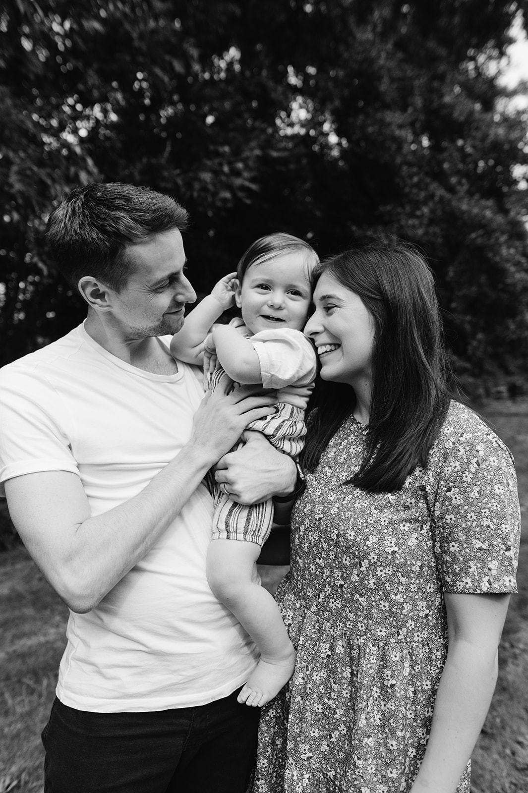 Relaxed extended family photos at Forge Mill Redditch