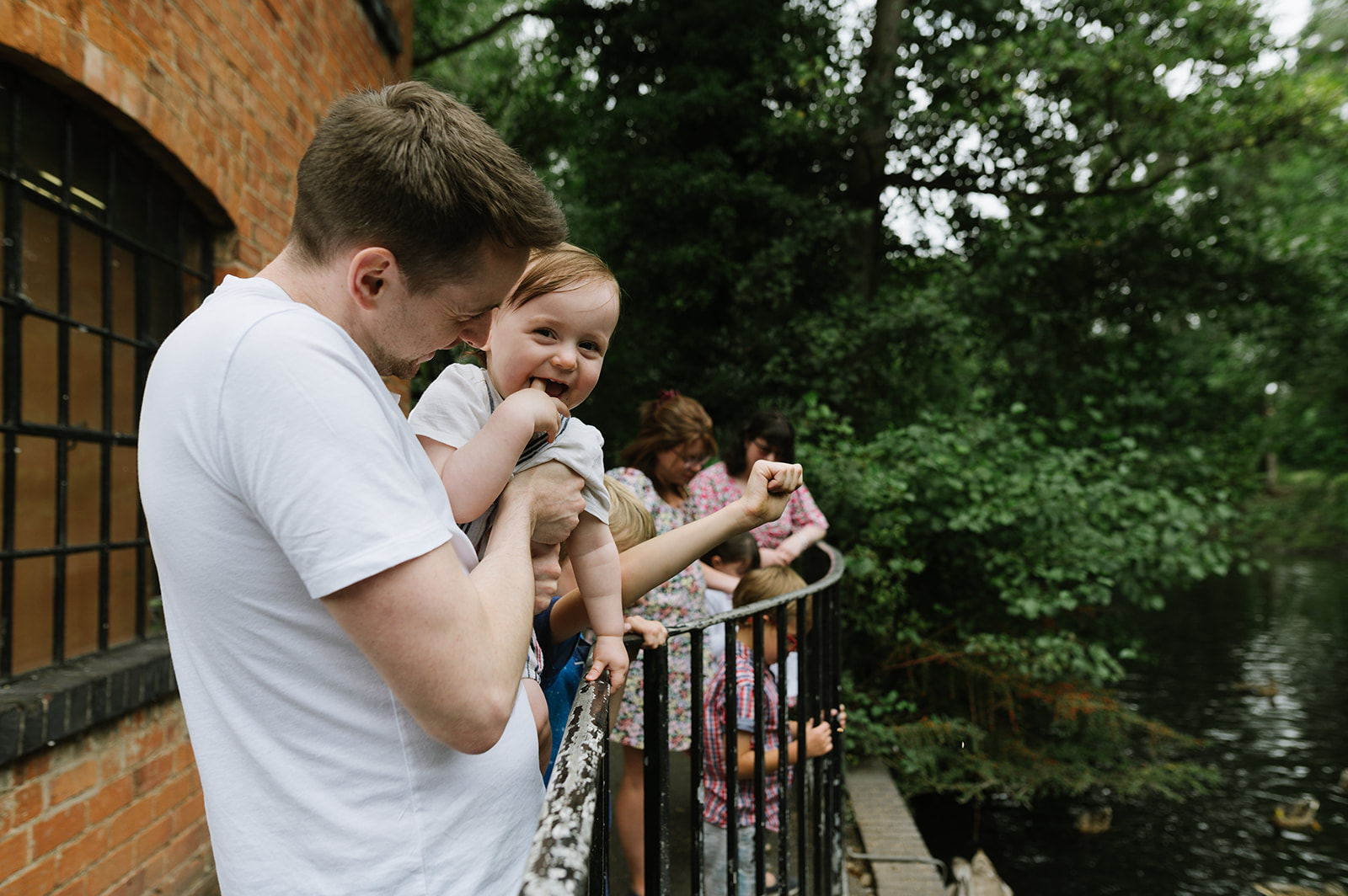 Relaxed extended family photos at Forge Mill Redditch