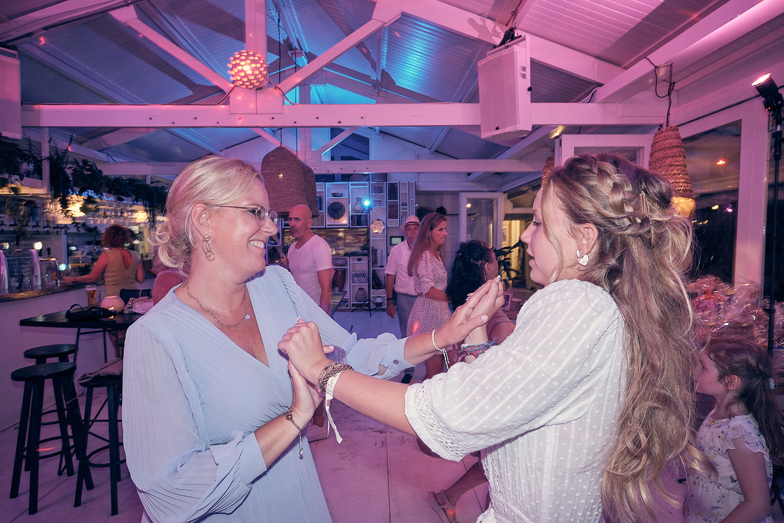trouwfotograaf Scheveningen, bruidsfotografie zonsondergang, strandclub Naturel, Pascal en Jolanda-feest, party