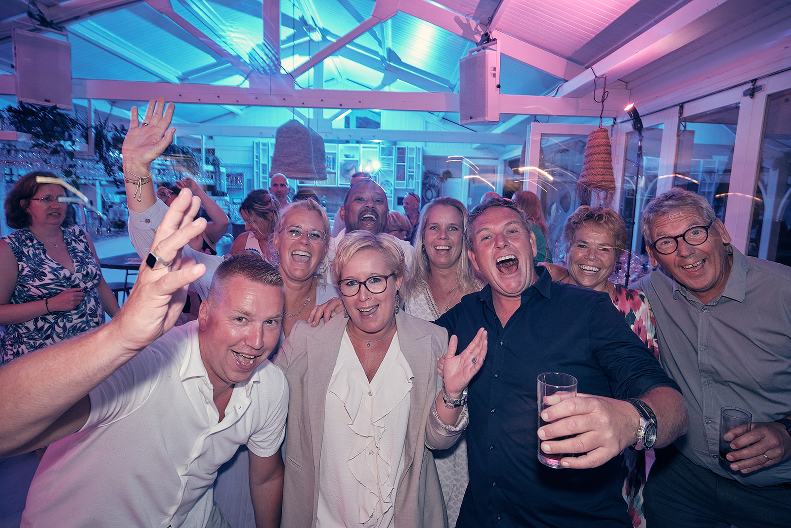 trouwfotograaf Scheveningen, bruidsfotografie zonsondergang, strandclub Naturel, Pascal en Jolanda-feest, party