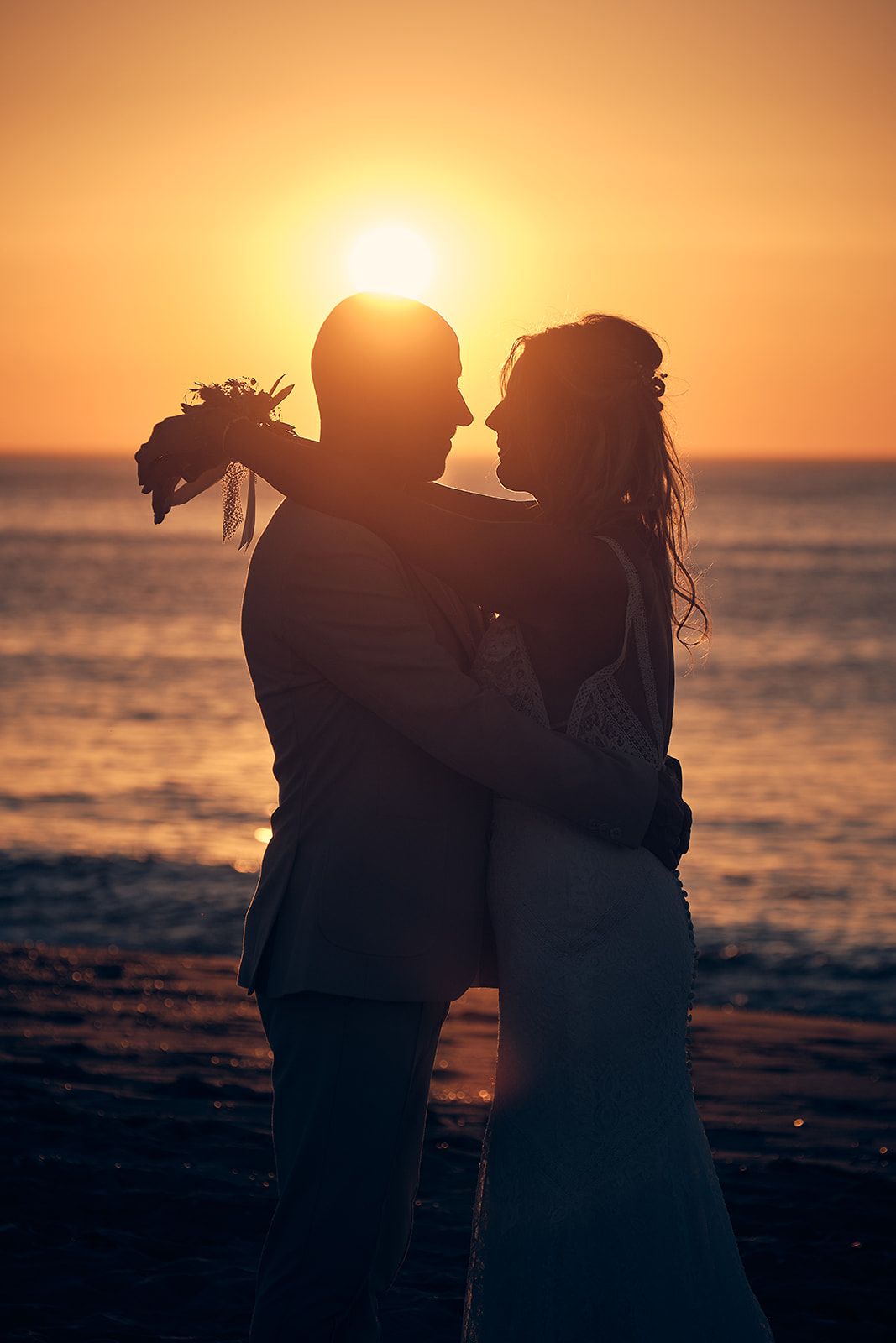 trouwfotograaf Scheveningen, bruidsfotografie zonsondergang, strandclub Naturel, Pascal en Jolanda-fotoshoot