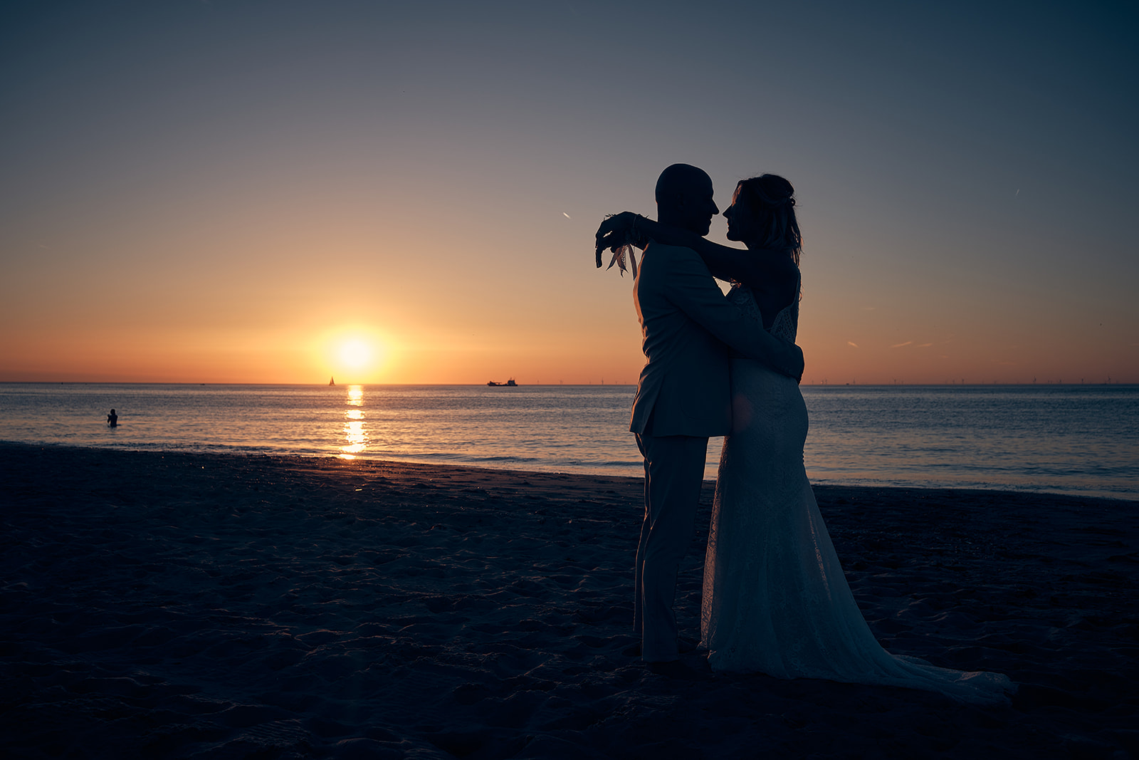 trouwfotograaf Scheveningen, bruidsfotografie zonsondergang, strandclub Naturel, Pascal en Jolanda-fotoshoot