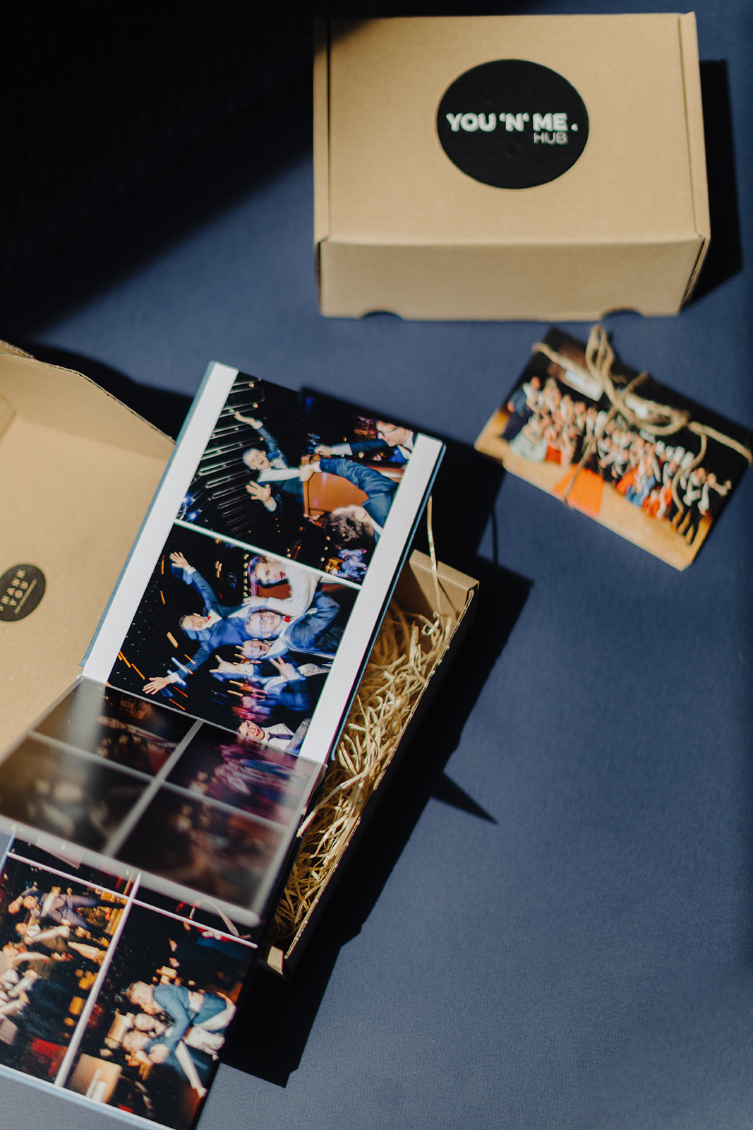 Boxík s fotoknihou z maturtního plesu s tiskami od fotografů YOUNME Hub Manina a Jakub