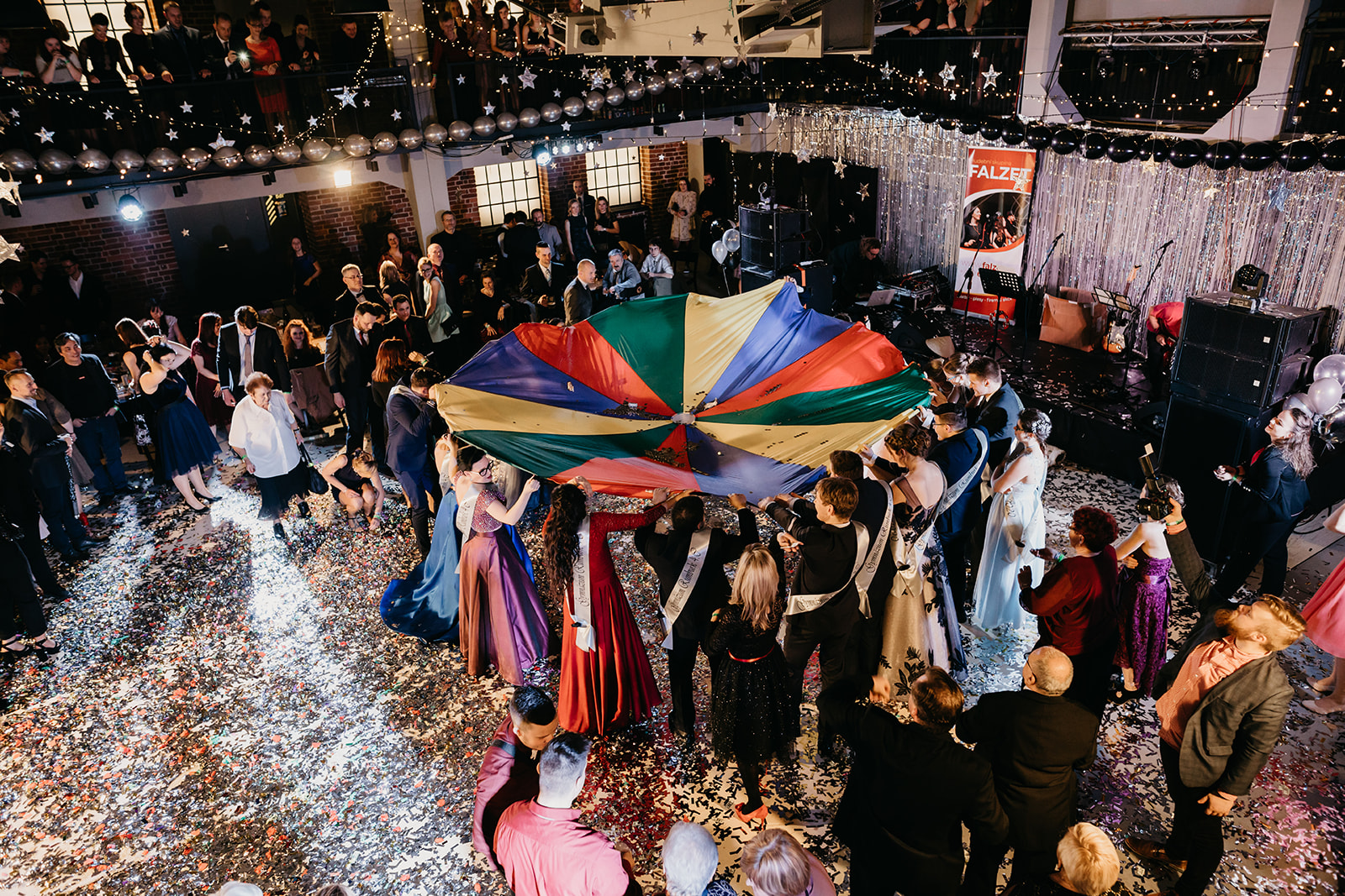 Maturitní ples plachta na zlatý déšť Rumburk Varnsdorf fotograf YOUNME Hub Manina Jakub