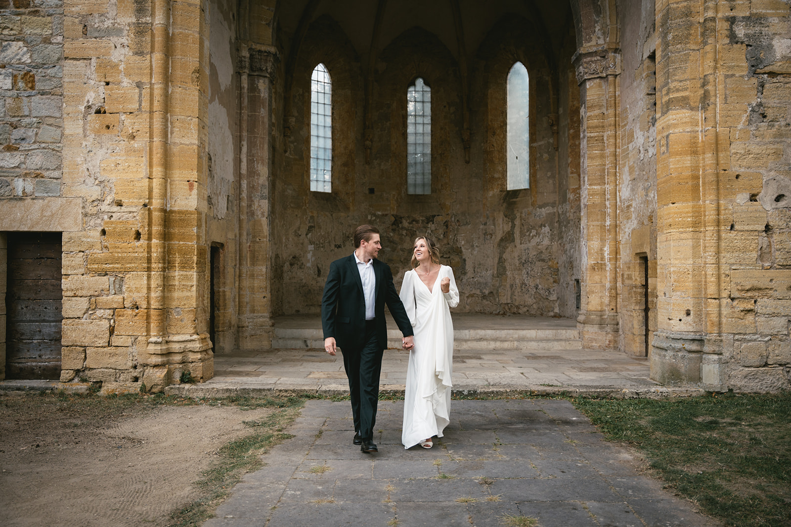 Elopement ceremony in a church ruin in France