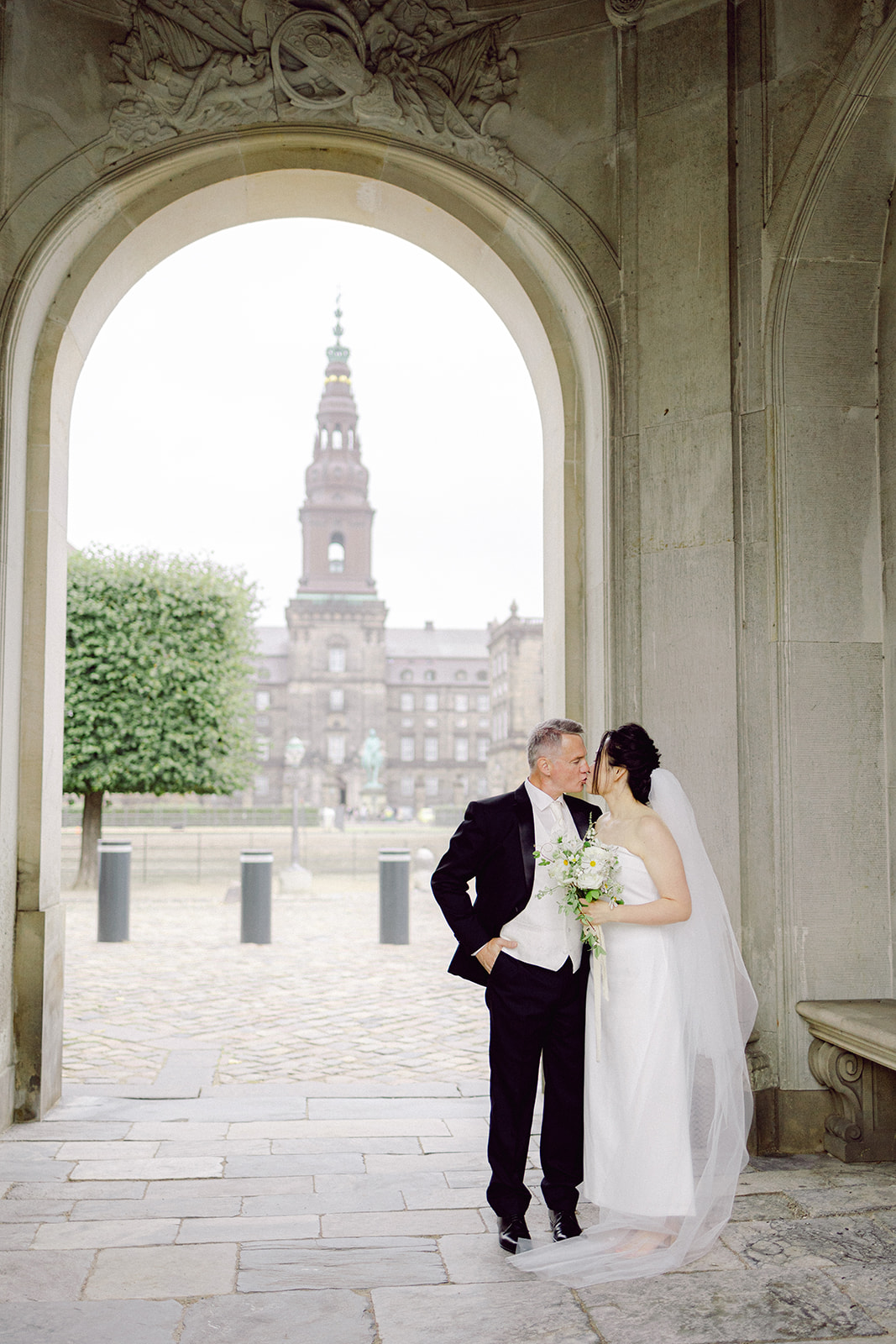 Bride and groom couple session in copenhagen christiansborg slot
