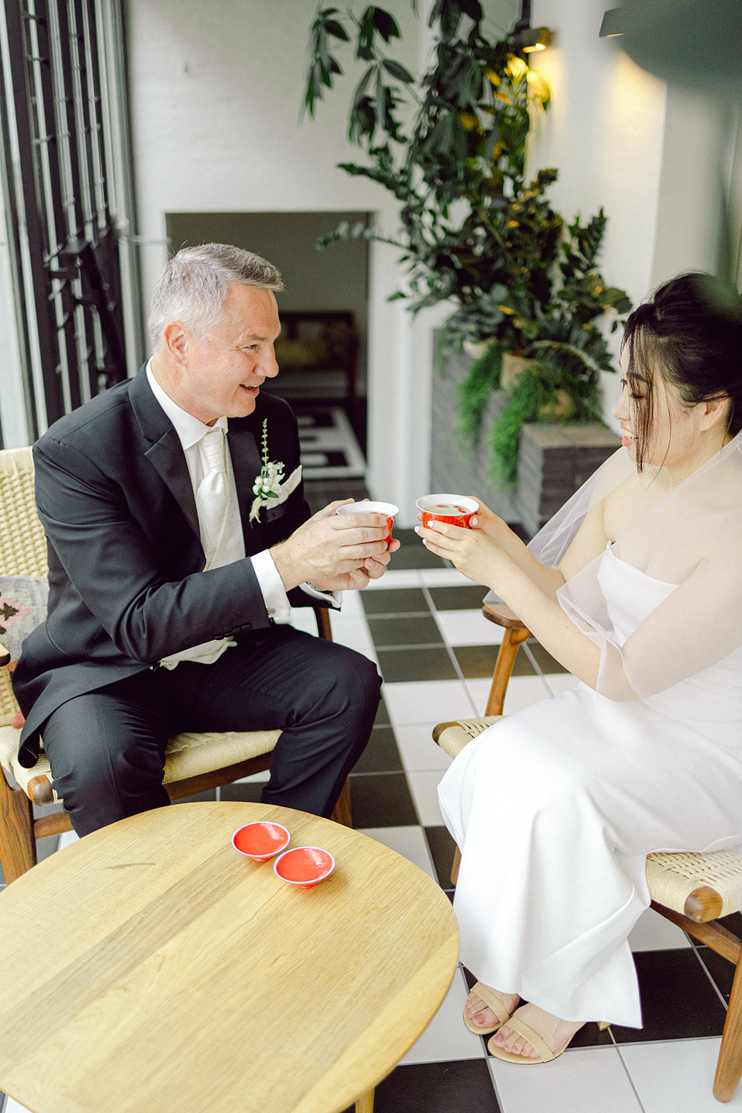 tea ceremony in Hotel kong arthur bride and groom copenhagen