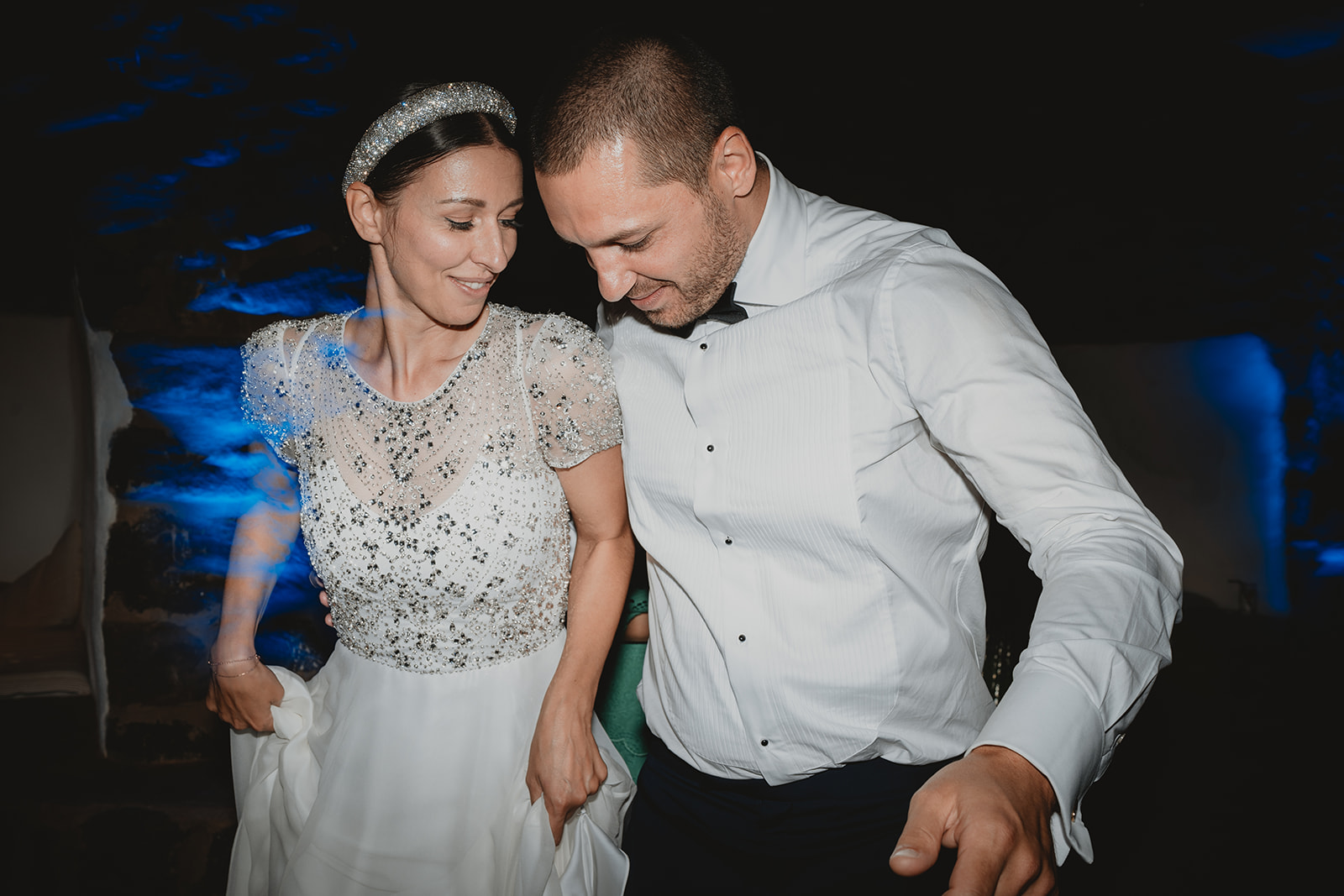 Sposi che ballano e si divertono durante la festa del matrimonio ai Giardini dei Rodo a Pantelleria