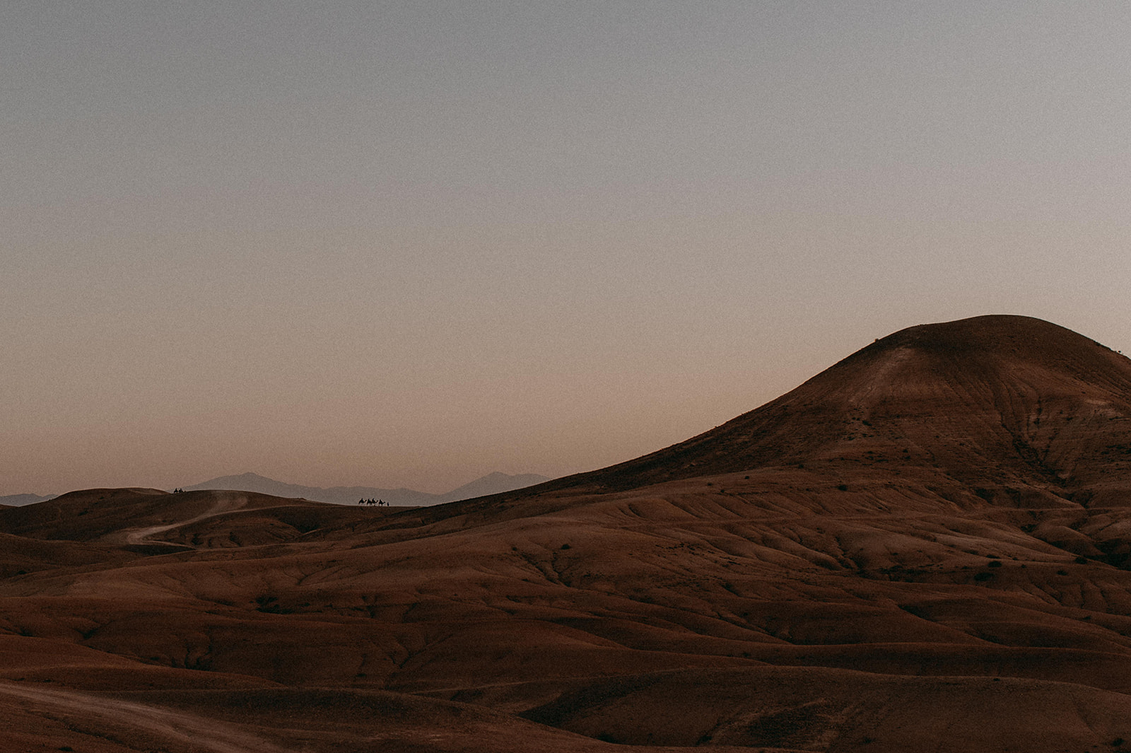 Les dunes du désert d'Agafay, près de Marrakech au Maroc, lors du coucher du soleil