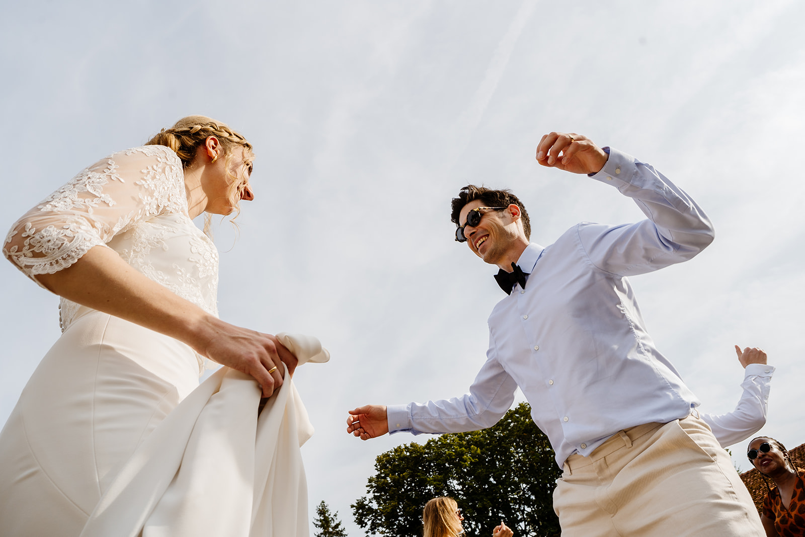Bruidsfotograaf Maastricht - Bruid en bruidegom dansen tijdens dansworkshop op receptie van de bruiloft