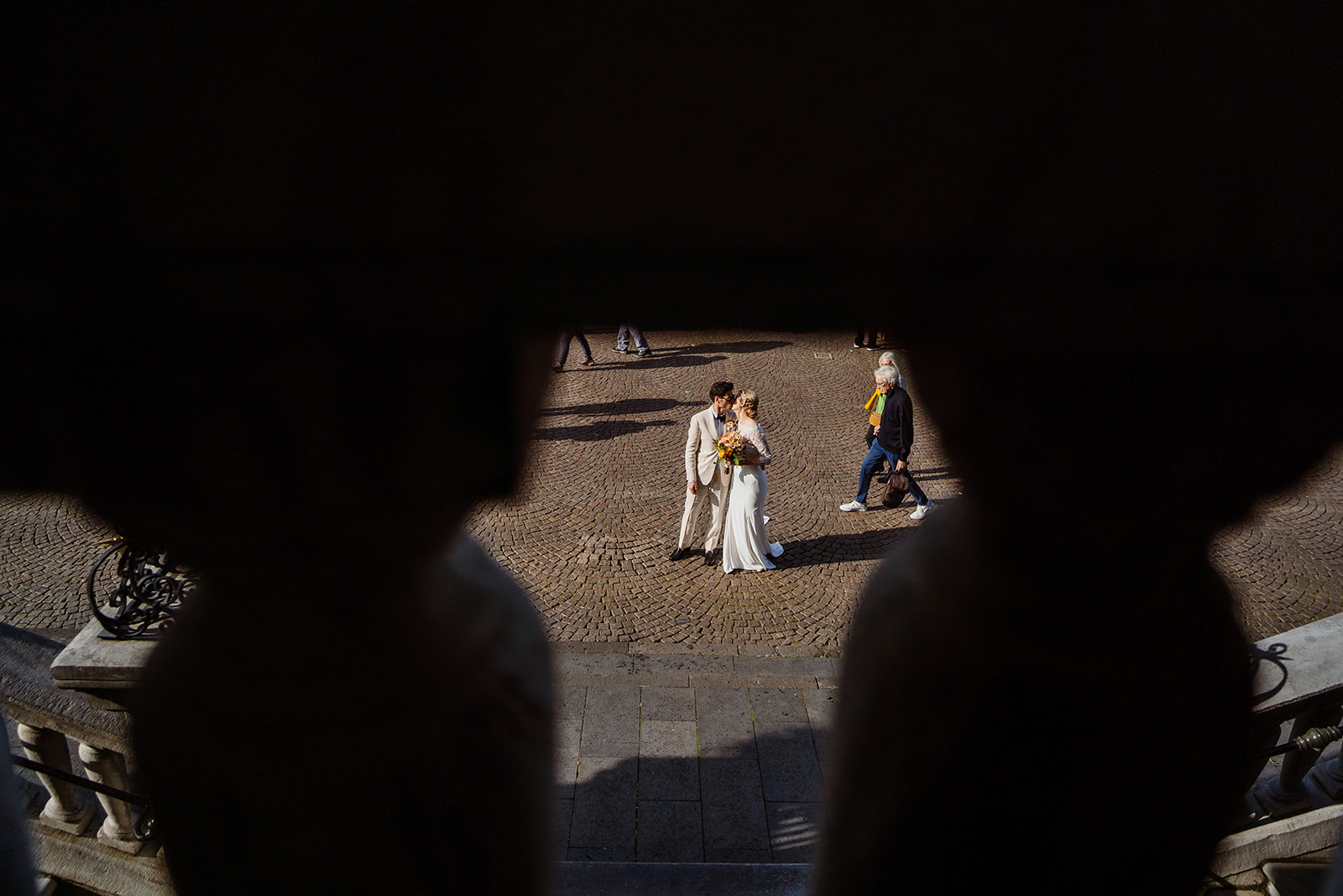 Bruidsfotograaf Maastricht - Bruidspaar komt aan bij het stadhuis van Maastricht