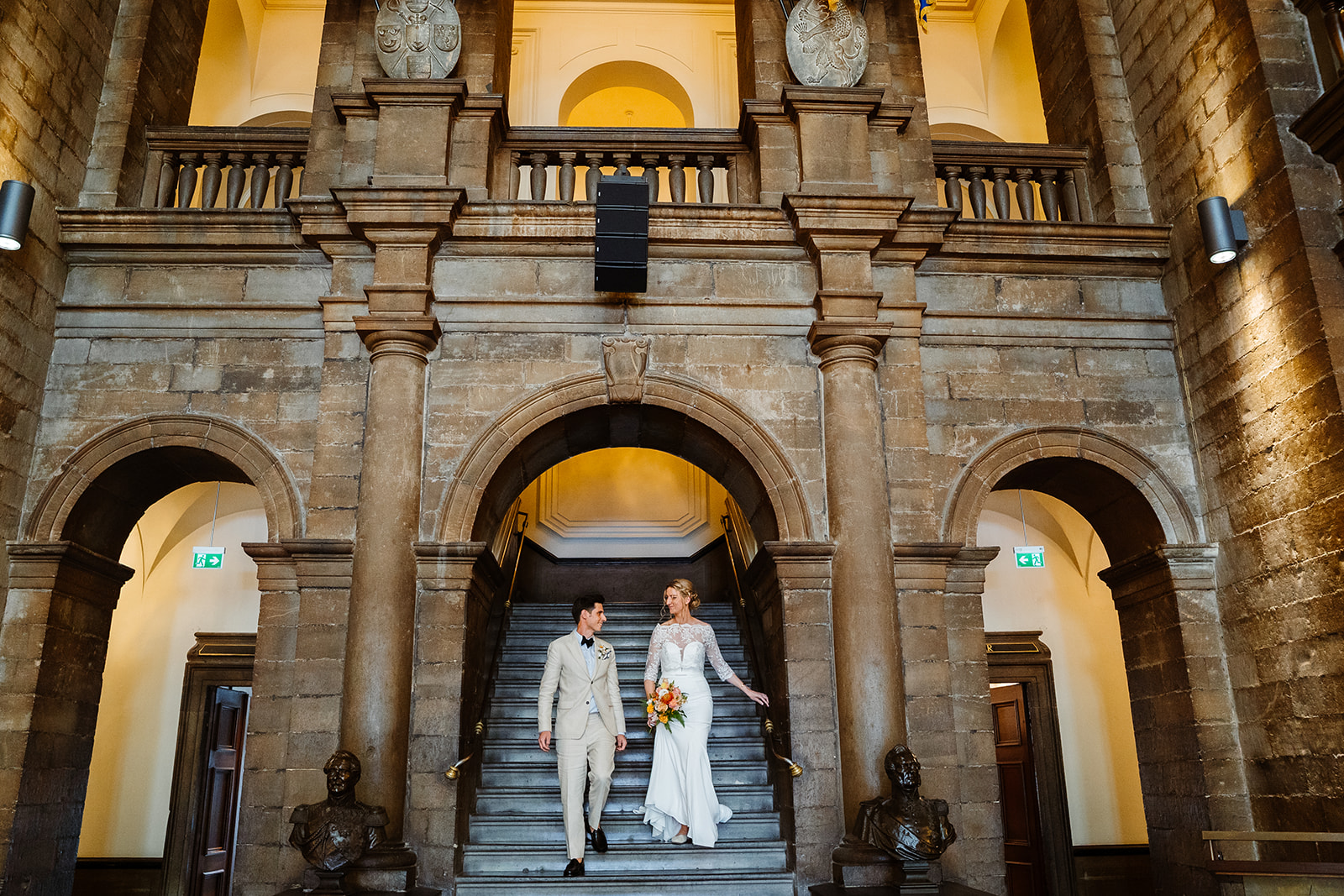 Bruidsfotograaf Maastricht - Bruidspaar loopt de trappen af in het gemeentehuis