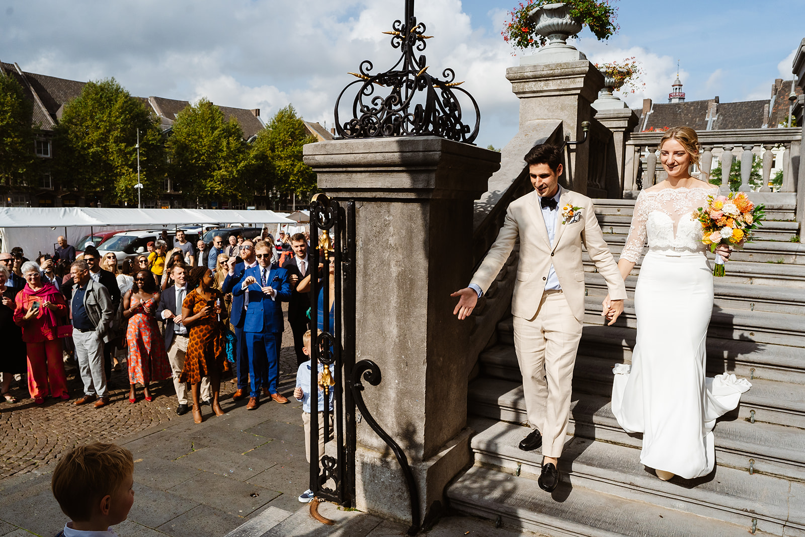 Bruidsfotograaf Maastricht - Bruidspaar loopt gasten tegemoet na de trouwceremonie
