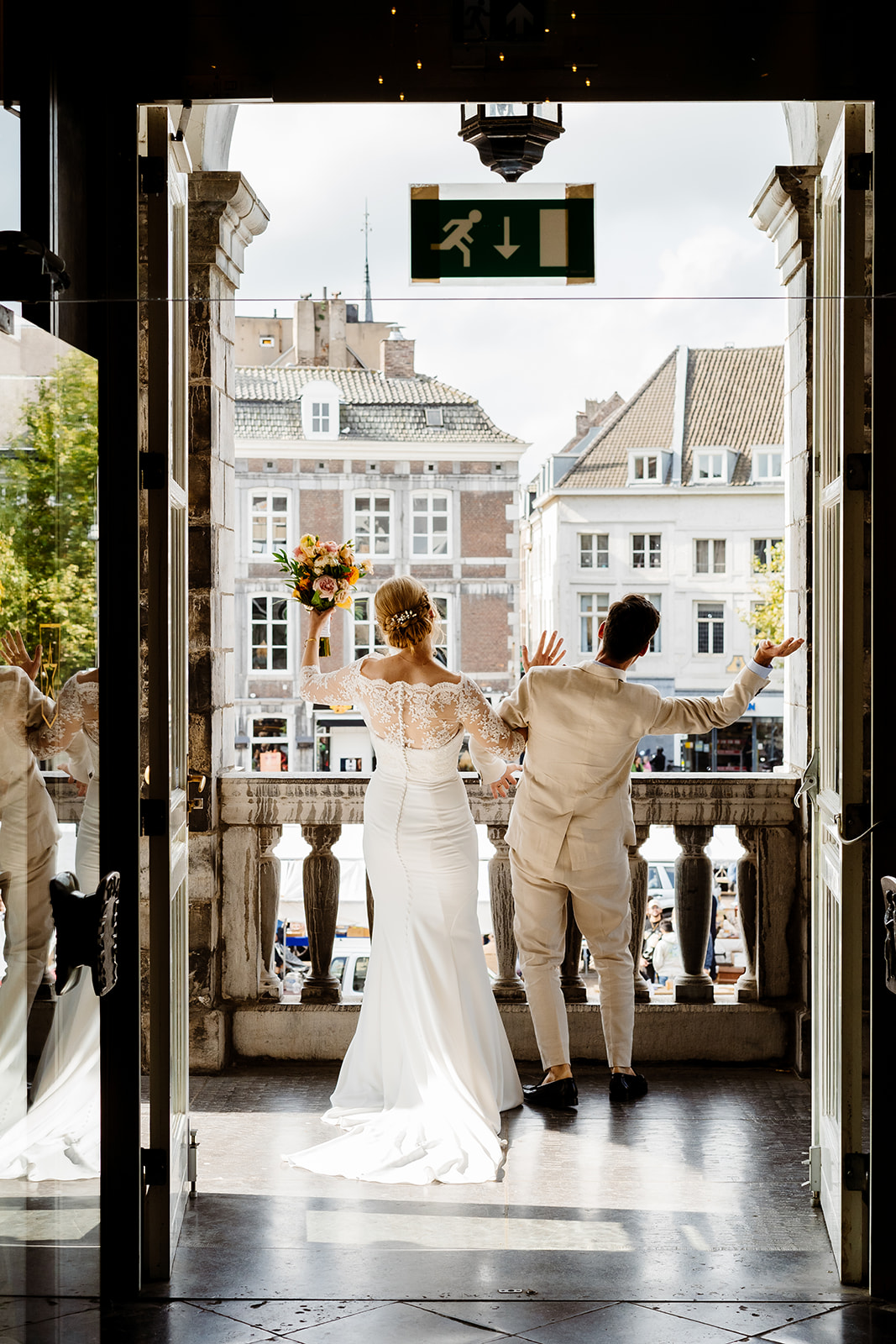 Bruidsfotograaf Maastricht - Bruidspaar op het bordes bij het stadhuis