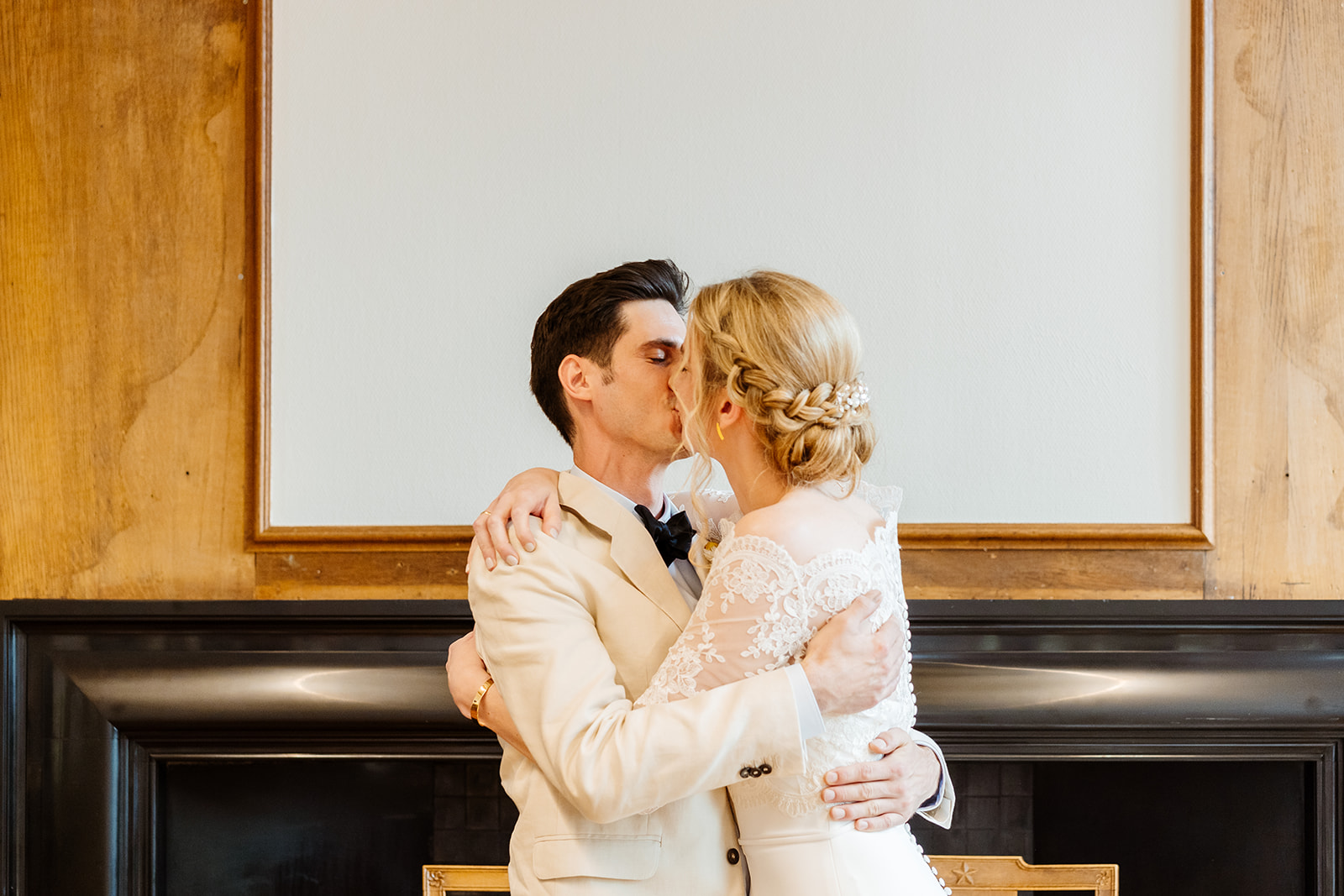 Bruidsfotograaf Maastricht - De eerste kus van het bruidspaar