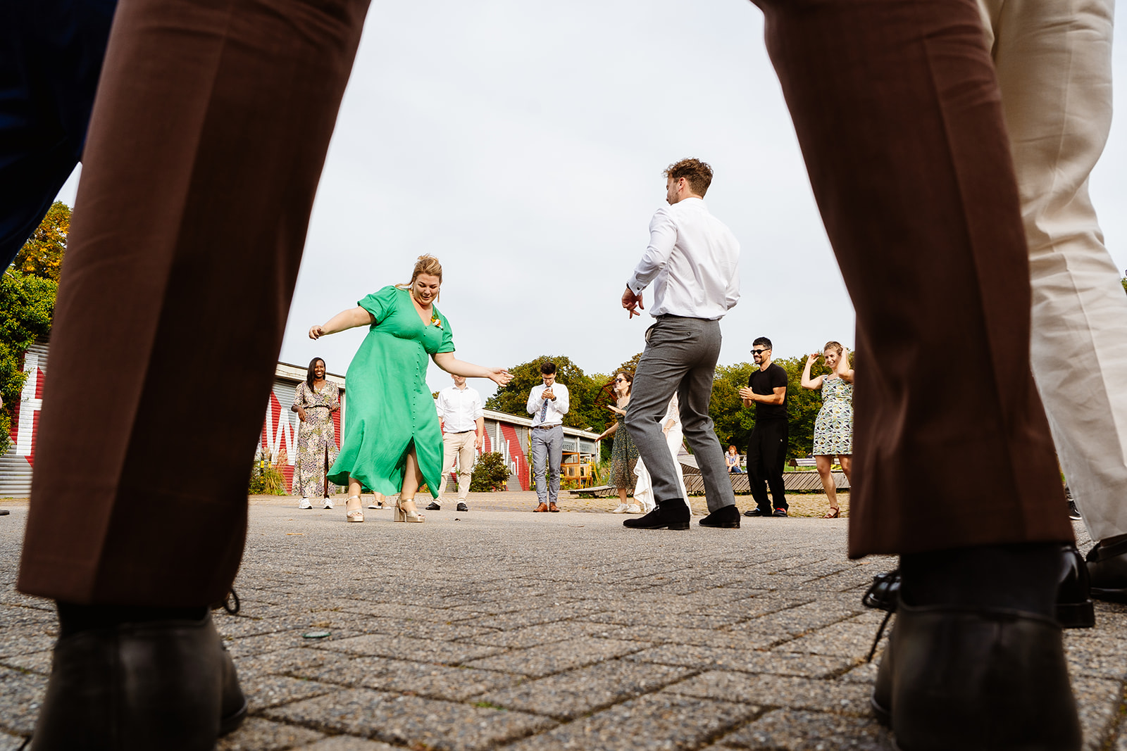 Bruidsfotograaf Maastricht - Een dansworkshop tijdens de receptie van de bruiloft