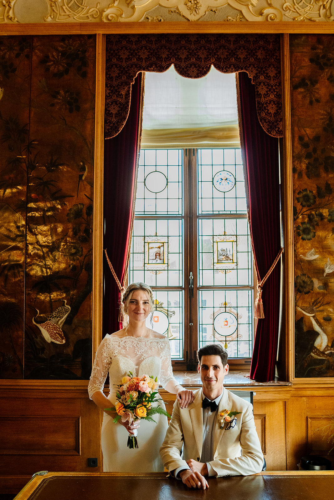 Bruidsfotograaf Maastricht - Fotoshoot in de kamer van de burgemeester