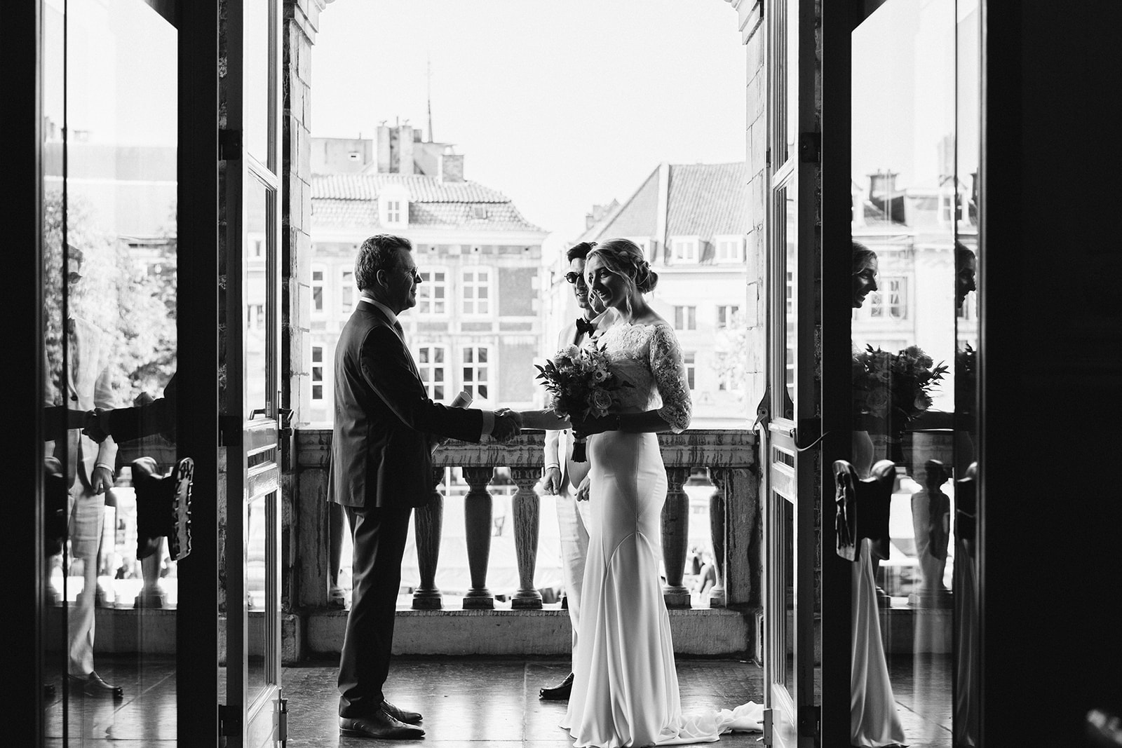 Bruidsfotograaf Maastricht - Zwart-wit foto van het bruidspaar bij het stadhuis in Maastricht