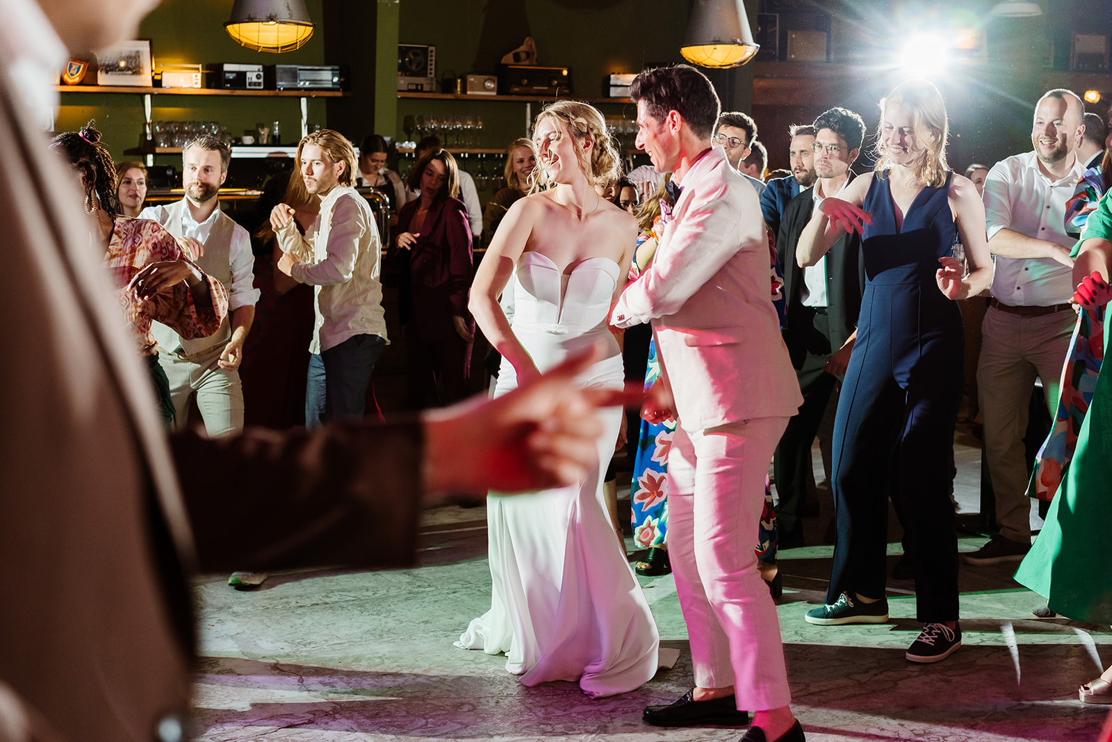 Trouwen bij Tapijn - Bruidspaar danst tijdens het avondfeest