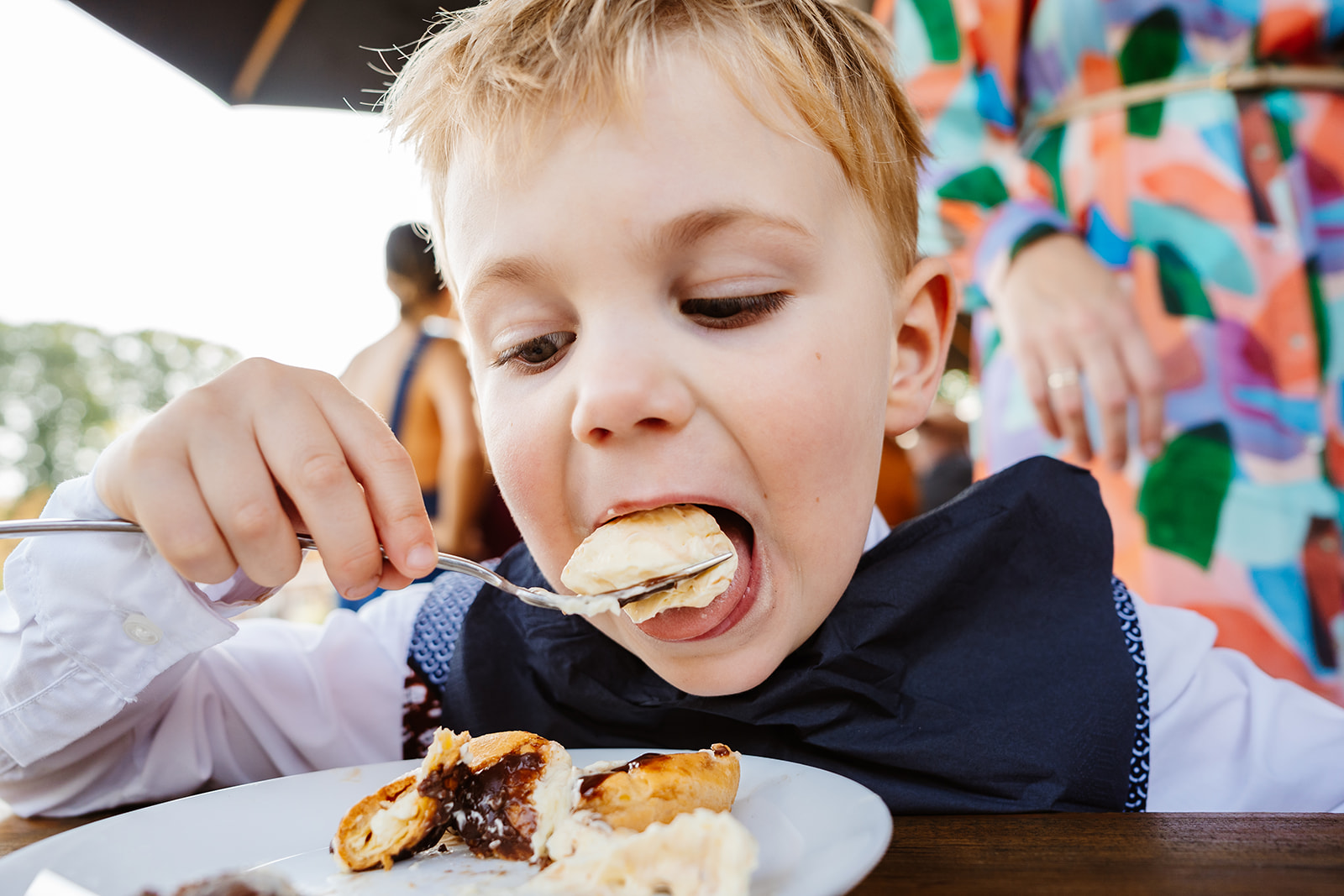 Trouwen bij Tapijn Maastricht - Grappige foto van kind dat taart eet