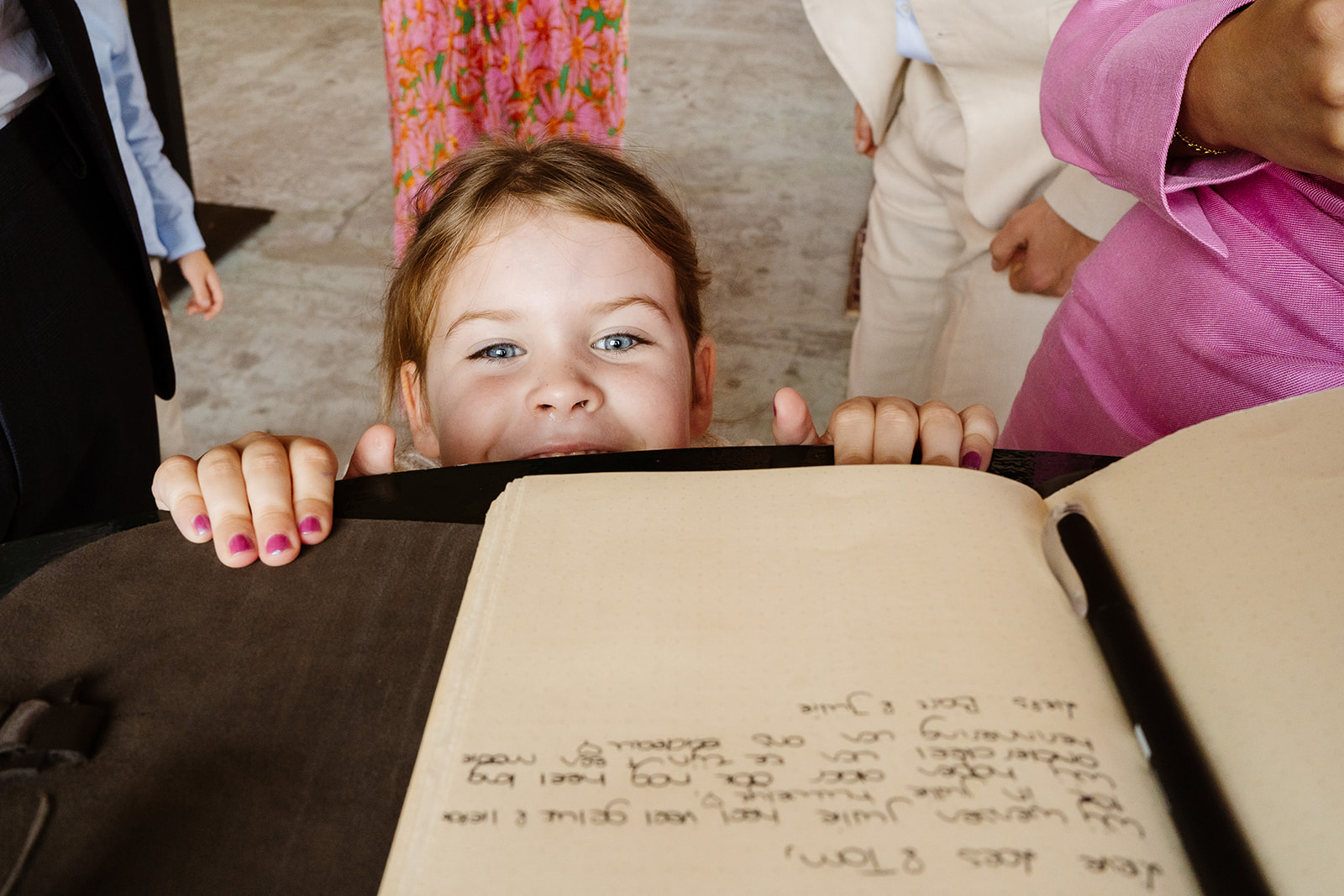 Trouwen bij Tapijn Maastricht - Grappige foto van kind en gastenboek