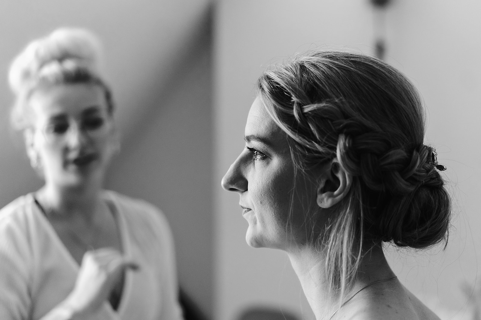 Trouwen in Maastricht - Zwart-wit foto van bruid tijdens de voorbereidingen