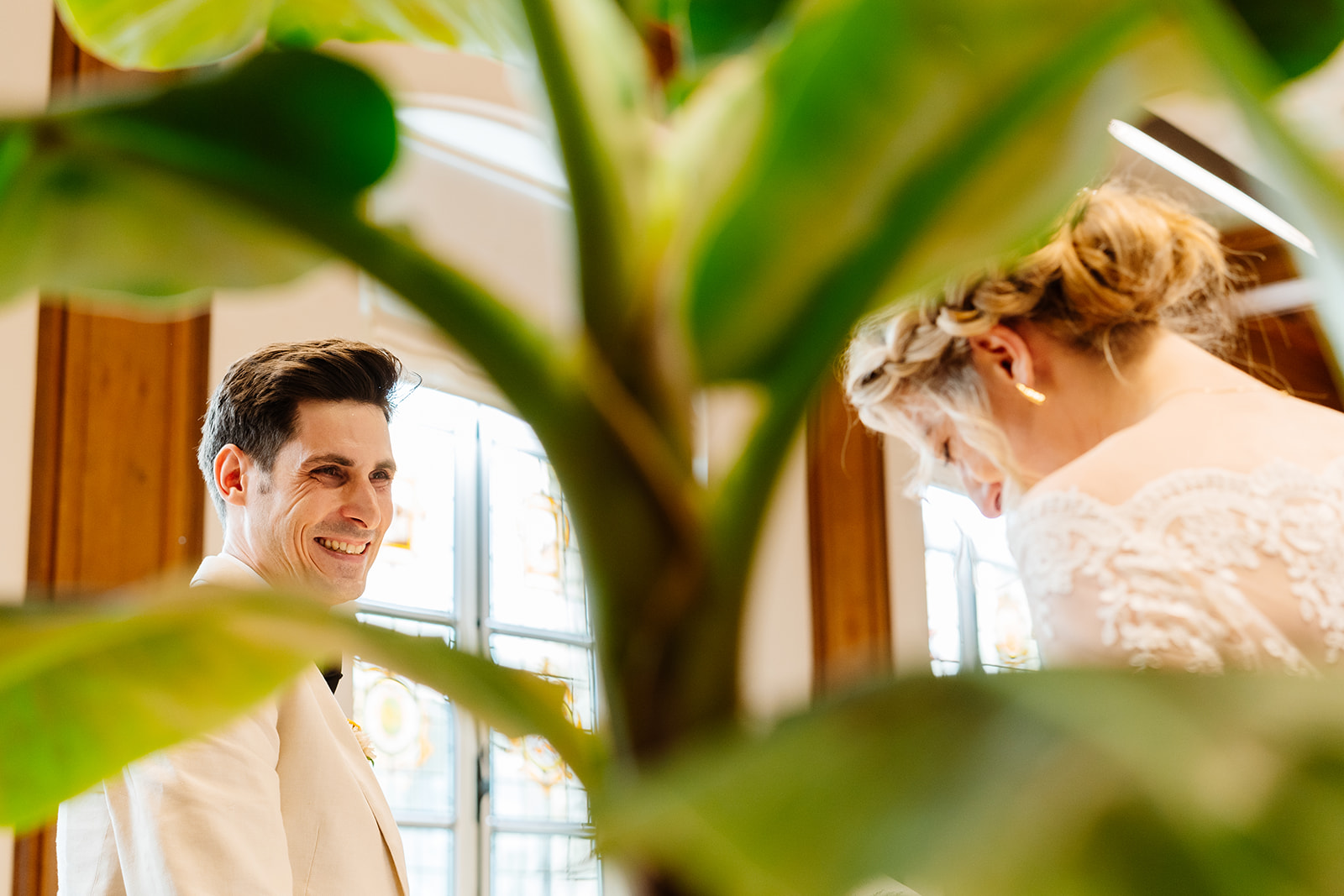 Trouwfotograaf Maastricht - Bruid en bruidegom lezen geloften voor