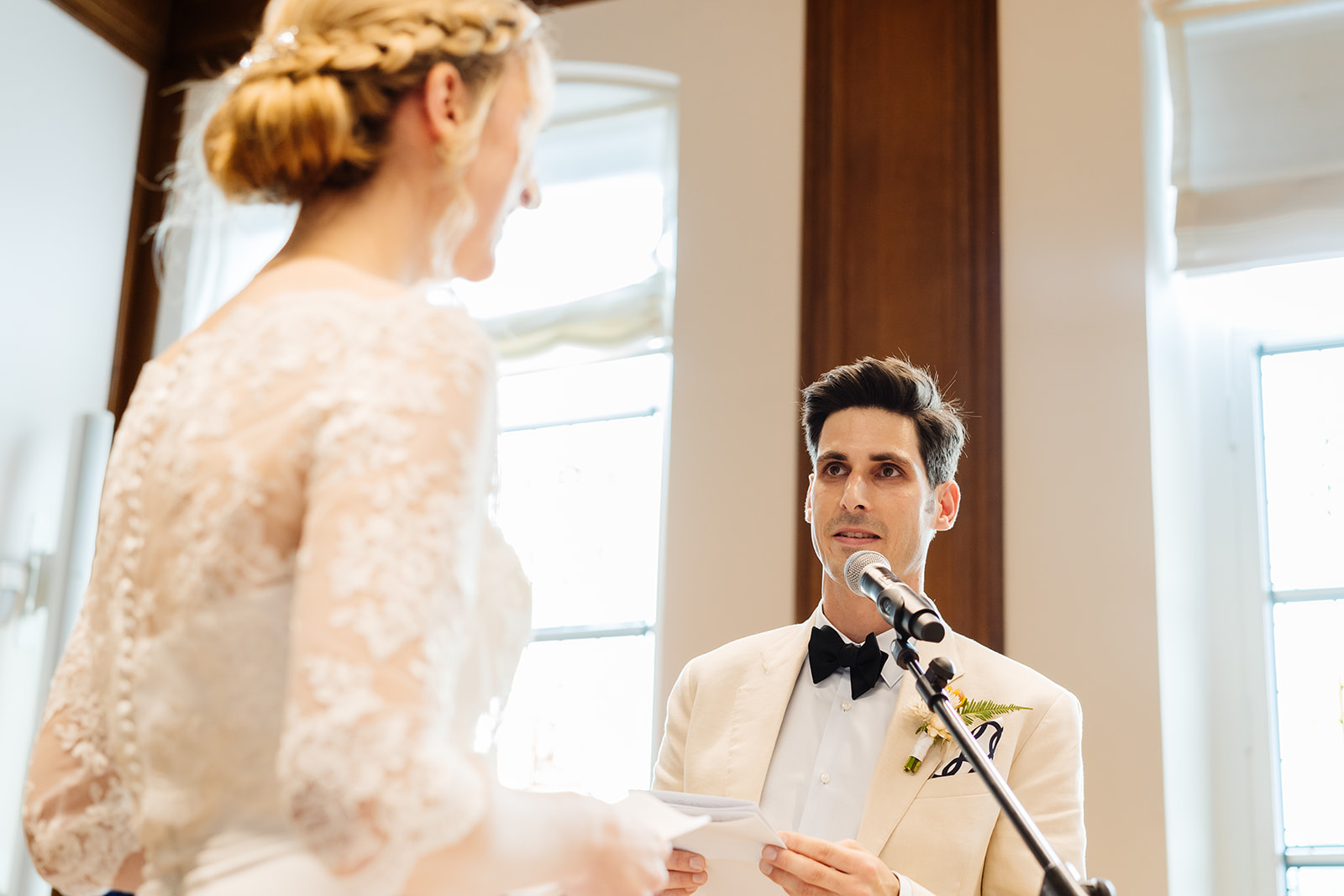 Trouwfotograaf Maastricht - Bruid en bruidegom lezen geloften voor