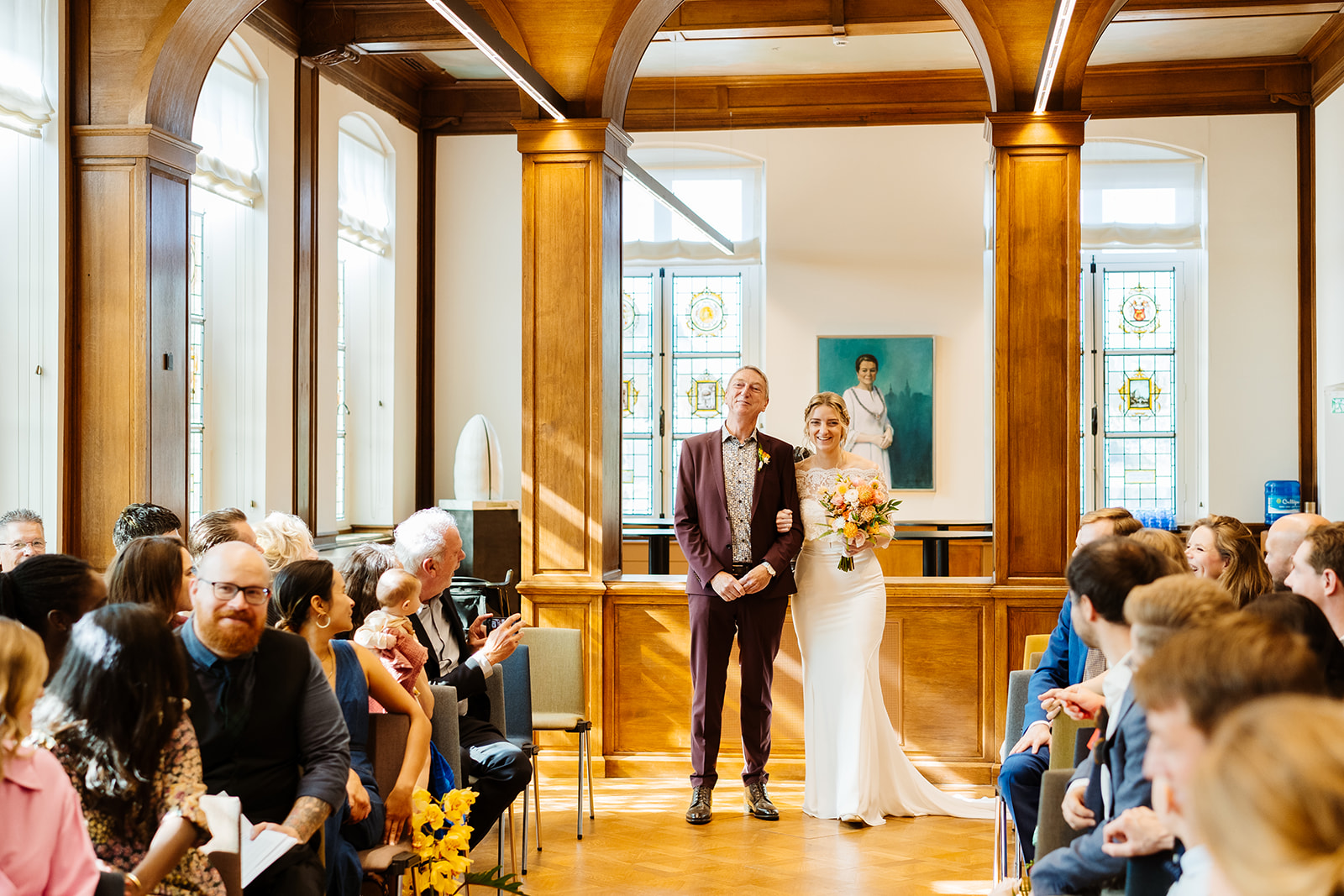 Trouwfotograaf Maastricht - Bruid en haar vader komen aan bij de trouwceremonie